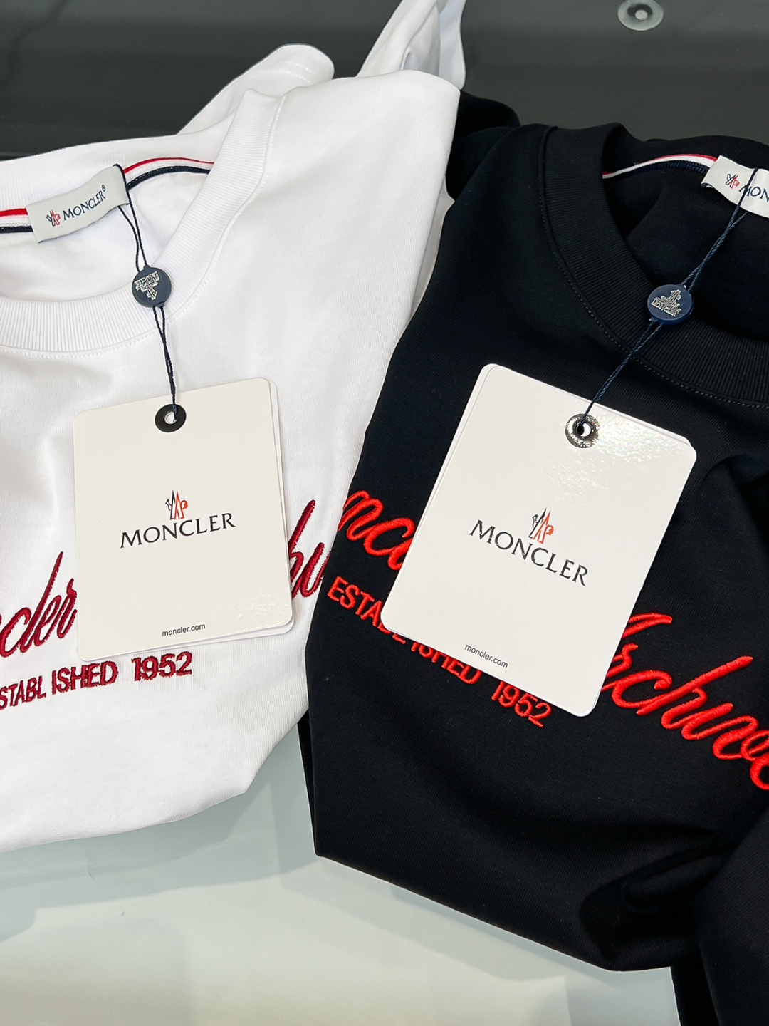 Moncl26ss春夏新品Moncler美式艺术签名系列圆领短袖T恤，，正面艺术签名品牌Logo+“Mo