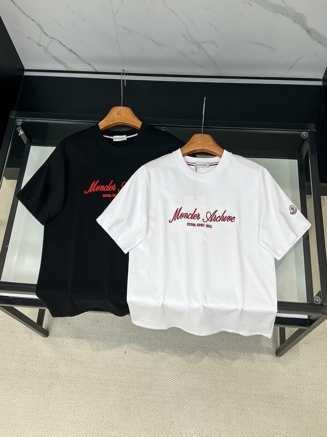 Moncl26ss春夏新品Moncler美式艺术签名系列圆领短袖T恤，，正面艺术签名品牌Logo+“Mo