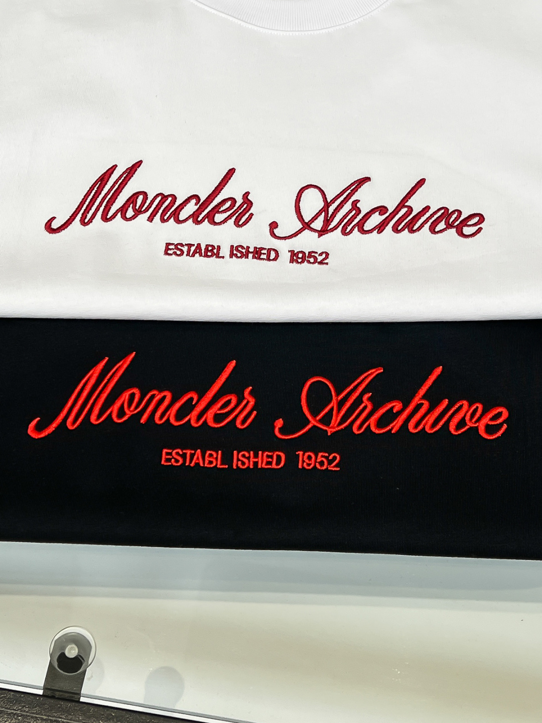 Moncl26ss春夏新品Moncler美式艺术签名系列圆领短袖T恤，，正面艺术签名品牌Logo+“Mo