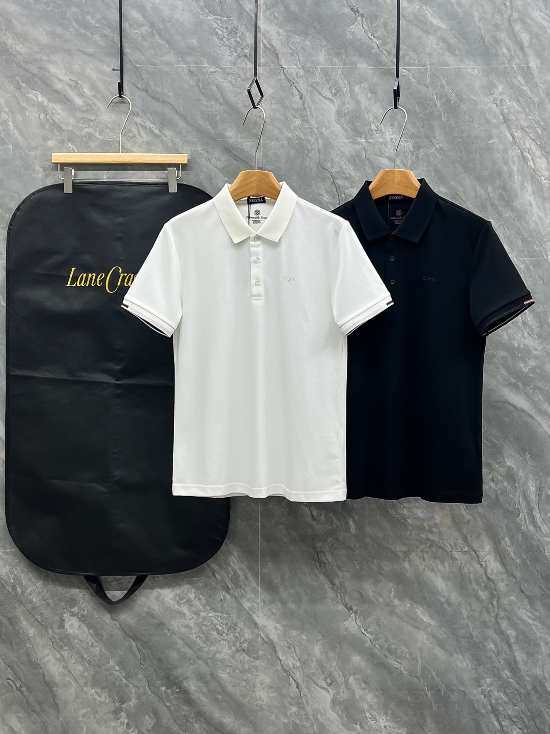 NO:931169,New product launch Zjia 2026ss new summer new classic embroidered letter logo men's lapel Polo shirt!  Classic business men's style, the ceiling-level business men's style of high-end men's clothing!  Simple and fashionable yet elegant, it looks great when worn alone, and quality control/details control can be taken away with your eyes closed. It is low-key, luxurious and connotative!  It is carefully made of custom-made mesh beads provided by customers. The mesh texture is evenly arranged on the surface of the fabric. It has excellent breathability and heat dissipation and perspiration. The upper body comfort is completely better than ordinary single-sided jersey tissue!  The classic brand LOGO on the chest is made with top-notch embroidery technology. The LOGO is three-dimensional, clear and full, and has extraordinary texture. Whether it is worn inside or on its own, it is a classic product!  The exquisite tailoring process, every detail is handled very standard and delicately, which cannot be compared with other low-end products on the market. It is a must-have basic and versatile Polo shirt for men!  Color Black White Size M-3xl,,19860909新品上市 Z家2026ss夏季新款经典刺绣字母logo男士翻领Polo衫！经典商务男款,高端男装的天花板级别的商务男款！简约时尚大气不失优雅,单穿内搭体面过人,品质控/细节控的闭眼带走,低调又奢华有内涵！ 客供定织网眼珠地精心制成,面料表面排列均匀整齐的网眼纹理,透气性和散热排汗性极佳,上身舒适程度完全优于普通单面汗布组织！胸前经典的品牌LOGO标识,采用顶级刺绣工艺打造,LOGO立体清晰饱满,质感非凡的特质,无论是内搭还是单穿都是一款经典领域的产品！精妙绝伦的裁剪工艺,每一个细节处理的非常标准细腻,非市面一般LOW货可以媲美的,男士必入基础百搭款Polo衫推荐！ 颜色黑色白色 尺码M-3xl,,,Men's clothing