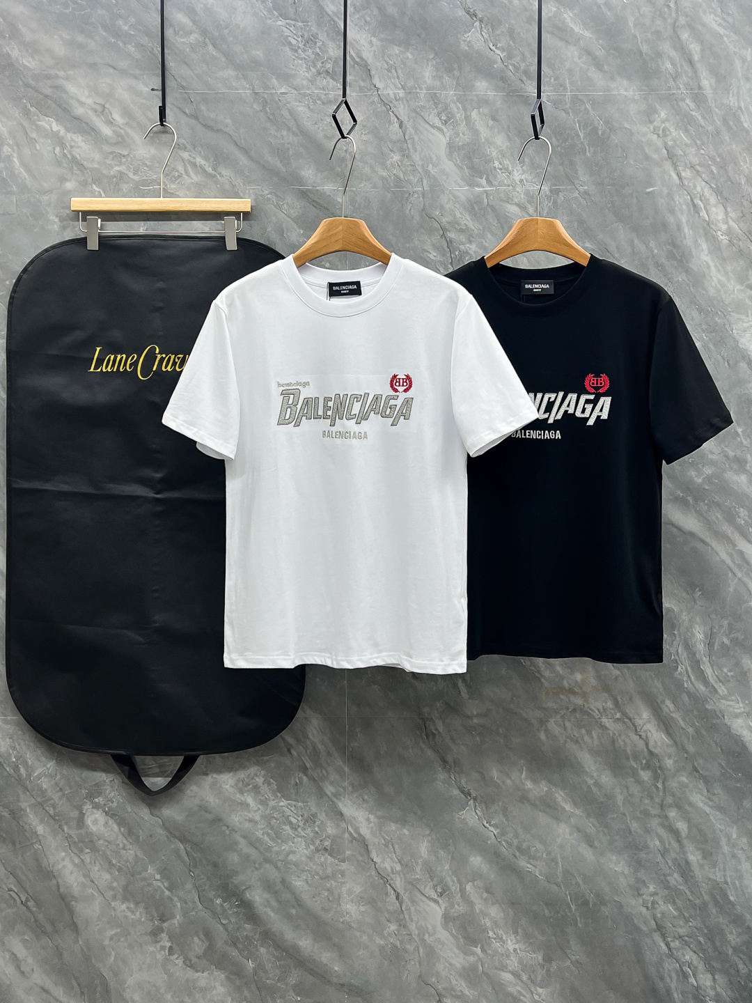 NO:931202,BALE - Classic embroidered round neck short sleeves. Customized fabric. The embroidery process is clear. The original order is customized with 1:1 smooth and delicate lines. Better hand feel and texture. Not easy to deform. Maintains long-lasting beauty. Color Black White Size S-2XL, balenciaga, T-shirt,19860909BALE-经典刺绣圆领短袖 定制面料 刺绣工艺走线清晰 原单定制1:1线条流畅而细腻 手感质感更佳 不易变形 保持长久的美 颜色 黑色 白色 尺码S-2XL,,balenciaga,T-shirt,,Men's clothing