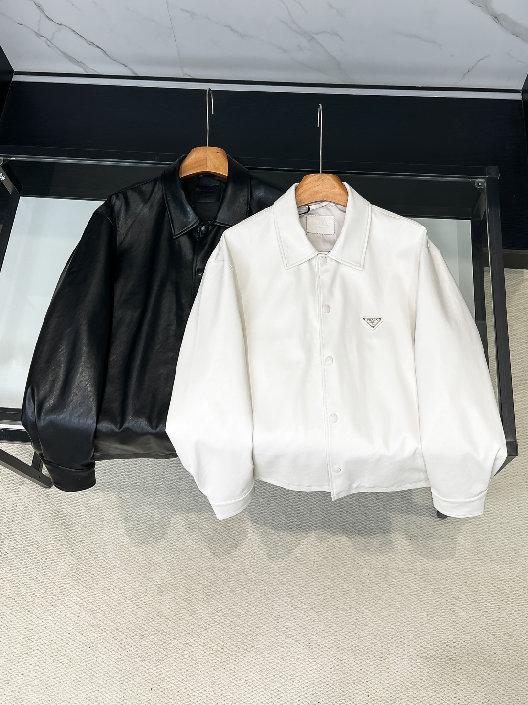 NO:956533,PR.2026 hot new PU leather jacket, ZG sync business casual style, simple and elegant, the classic triangle logo on the chest highlights the brand temperament, very suitable for tasteful bosses. This PU jacket is equipped with a pointed collar and feels super good to evoke sports vitality. The encounter of unexpected fabrics and pure lines creates a unique clothing series that expresses the essence of PR through complicated and simple concepts, constantly balancing classicism and futurism. Size S-2XL,,jackets &  coats,leather jacket,19860909PR.2026爆款上新PU皮衣,ZG同步商务休闲风,简约大方得体,胸口经典标志三角标彰显品牌气质,非常适合有品位的老板穿着.这款PU夹克配有尖领,手感超级棒唤起运动活力.出其不意的面料与纯粹线条邂逅,造就别样服饰系列藉由繁复的简约理念表达Pr精髓,不断平衡古典主义与未来主义. 尺码S-2XL,,jackets & coats,leather jacket,,Men's clothing