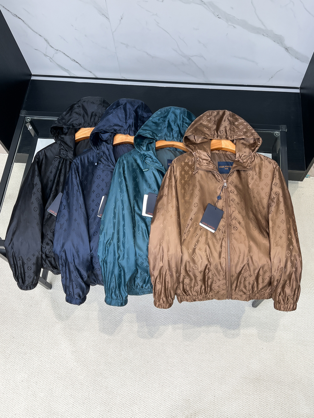 NO:956539,LV's classic hooded jacket, rare in trading company channels, men's high-end urban style hooded jacket. A favorite among platinum-level connoisseurs!  The smooth and delicate jacquard fabric and the zipper hardware of the body are all custom-dyed with the same color without any color difference. The labor cost is expensive. A wonderful piece with unparalleled temperament!  The smooth and delicate jacquard fabric is crisp and comfortable, and the texture is soft. The simple lines and silhouette are easy to wear with a decent and elegant texture. The rich but unobtrusive ease shows the affinity and high-end sense of the clothing!  Heavy texture, full of exquisite details, loose and stylish, full of silhouette and layering. Excellent shape, unparalleled upper body effect, destined to be an excellent styling item for the street, and the number of repeat customers will be high!  Four colors are flying together. Khaki. Lake green. Dark blue. Black. Size M—XXXL,, louis vuitton, louis vuitton, louis vuitton, jackets & coats, jackets & coats, hats,19860909LV驴家经典款连帽夹克,贸易公司渠道稀出,男士高端都市风尚连帽外套.白金级品鉴心水之物！顺滑细腻的提花面料,衣身拉链五金全部定制定染同色无色差,工费昂贵.一款气质绝伦的妙曼单品！ 顺滑细腻的提花面料,挺括舒适,质地柔软,简洁的线条廓形容易穿出得体优雅的质感,浓郁却不张扬的轻松就展现出了服装的亲和力和高级感！重磅质感,细节精致感十足,宽松有范,廓形、层次感十足.版型绝佳,上身效果无与伦比,注定属于出街的优秀造型单品,回头率爆表！ 颜色四色齐飞. 卡其.湖水绿.深蓝.黑色 码数M—XXXL,,louis vuitton,louis vuitton,louis vuitton,jackets & coats,jackets & coats,hats,,Men's clothing