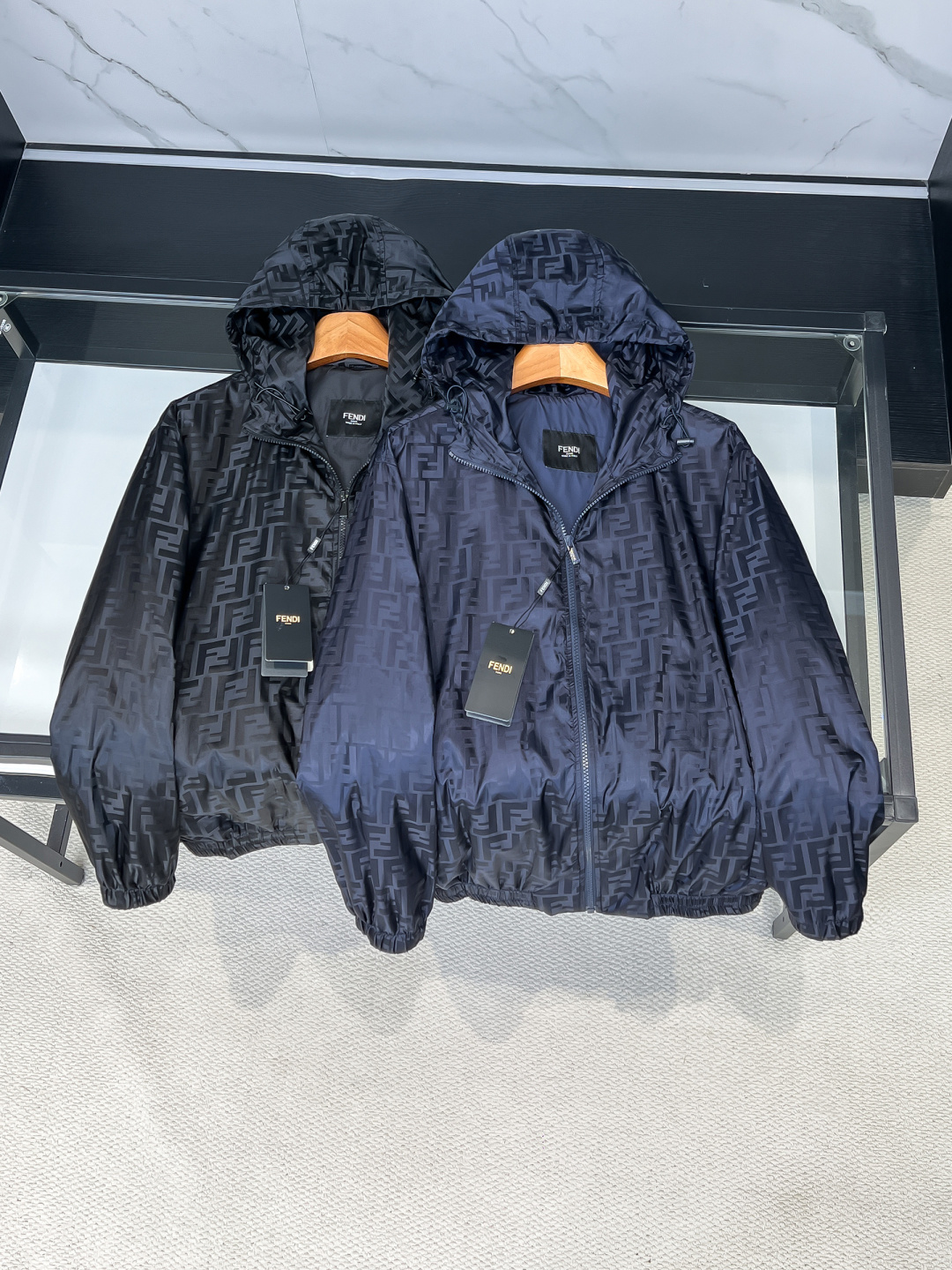 NO:956544,2026 new FEN/full-print LOGO hooded jacket. Classic logo jacquard style, needless to say style, low-key luxury, taking away FD classic elements, ZG synchronization. The upper body is casual and comfortable. Fendi classic solid color lining, the original version is custom-made and dyed. The zipper hardware of the body is all custom-woven and dyed with the same color without color difference, and the labor cost is expensive. 2 colors Size M-3XL,,fendi,fendi,jackets & coats,jackets &  coats, hats,198609092026新款上FEN/满印LOGO连帽夹克外套.经典logo提花风格,款式不需多说,低调奢华,带走FD经典元素,ZG同步.上身休闲舒适.芬迪经典纯色里衬,原版一致去定制定染.衣身拉链五金全部定织定染同色无色差,工费昂贵. 2色 尺码M-3XL,,fendi,fendi,jackets & coats,jackets & coats,hats,,Men's clothing