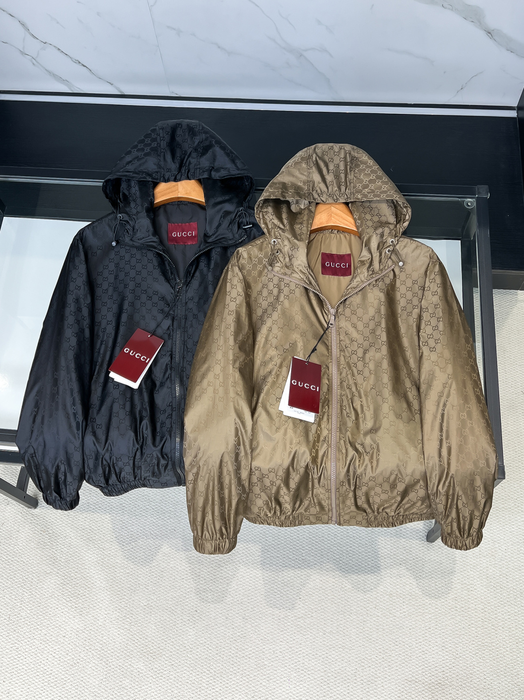 NO:956553,Gu2026 latest model. ZG synchronized original order, fashionable and casual hooded jacket, the upper body is very unique!  Eye-catching and bright, imported original fabrics, top-notch jacquard craftsmanship, classic pattern decoration Logo, original hardware accessories decoration, body zipper hardware are all custom-woven and dyed with the same color without color difference, expensive labor cost. Simple yet fashionable, classic atmosphere, comfortable and breathable, handsome and stylish upper body, 2 colors recommended, size M-3XL,, jackets & coats, jackets & coats, hats,19860909Gu2026最新款上.ZG同步原单狠货,时尚休闲连帽夹克外套,上身很有特点！吸睛而有亮点,进口原版面料,顶级提花工艺经典图案装饰Logo,原版五金辅料装饰,衣身拉链五金全部定织定染同色无色差,工费昂贵.简单而不失时尚,经典大气,舒适透气,上身帅气有型,2色推荐,码数M-3XL,,jackets & coats,jackets & coats,hats,,Men's clothing