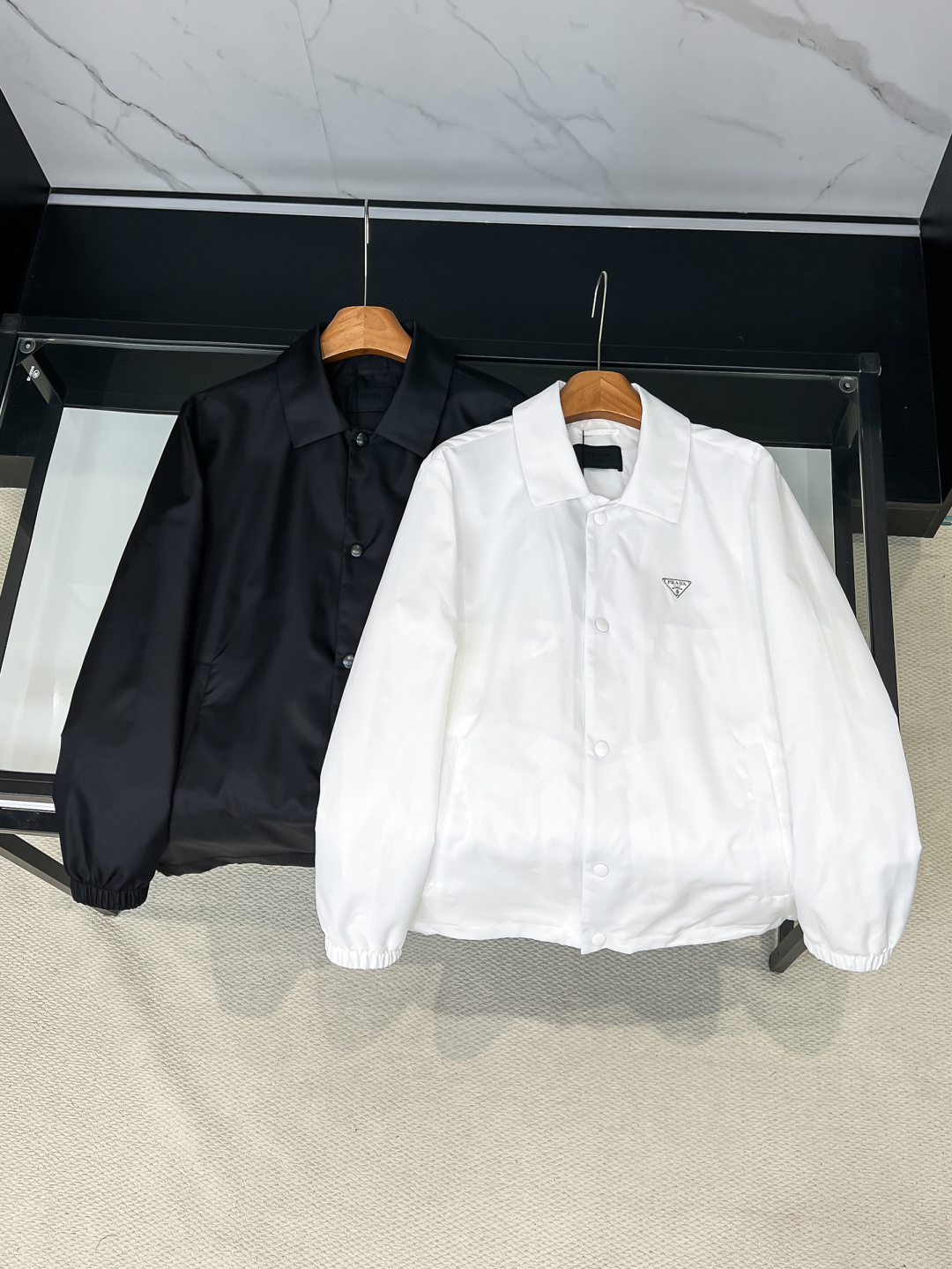 NO:956484,Prada Prada 26ss fashion lapel jacket. ZG synchronization. Trading company channel Zhenpin  The fabric selection and craftsmanship are very sophisticated, which is in line with the century-old aesthetic tone of the brand. It is low-key and luxurious, elegant and noble. Every detail is a testament to the brand's own high-end sense. The whole body interprets the Italian minimalist, capable and outdoor functional style. It is both solemn and harmonious, and the upper body is full of shape. It is a treasure-level functional equipment that combines fashion sense and design sense. It creates a unique style item, improved pilot style design, classic and fashionable design, retro and age-reducing but very fashionable.  Fabrics imported from Italy. The texture is as delicate as baby skin. It has superior stiffness, is quite elegant and fashionable!  The color is light and versatile, the cut is smart and neat, the upper body instantly highlights the spirit, the style is full, and it can easily control various body types. It is a jacket that perfectly combines business commuting and outdoor leisure. It is a piece of equipment with extremely high wearability and attendance rate!  Color Black Size S-2XL (46-54),, prada, prada, jackets & coats, jackets & coats,19860909Prada 普拉达 26ss时尚翻领夹克.ZG同步.贸易公司渠道臻品 在面料选取和工艺方面都相当考究,极符合该品牌百年美学基调,低调且奢华,优雅且高贵,每一个细节都在力证品牌自身的高级感,通体将意式的极简、干练和户外功能性风格极致诠释,亦庄亦谐,上身型款十足,集时装感与设计感的一款宝藏级功能型装备,塑造出别具一格的造型单品,改良式的飞行员造型设计,经典又时尚设计,复古减龄又非常时髦 意大利客供进口面料.质感如婴儿皮肤一样细腻.挺括性优越,颇为优雅且时髦！配色轻熟百搭,版型剪裁干练利落,上身瞬间凸显出精神感,型款十足,轻松驾驭各种身型,商务通勤与户外休闲完美兼备的一款外套,属于实穿性出勤率极高的一款装备！ 颜色黑色 码数S-2XL（46-54码）,,prada,prada,jackets & coats,jackets & coats,,Men's clothing