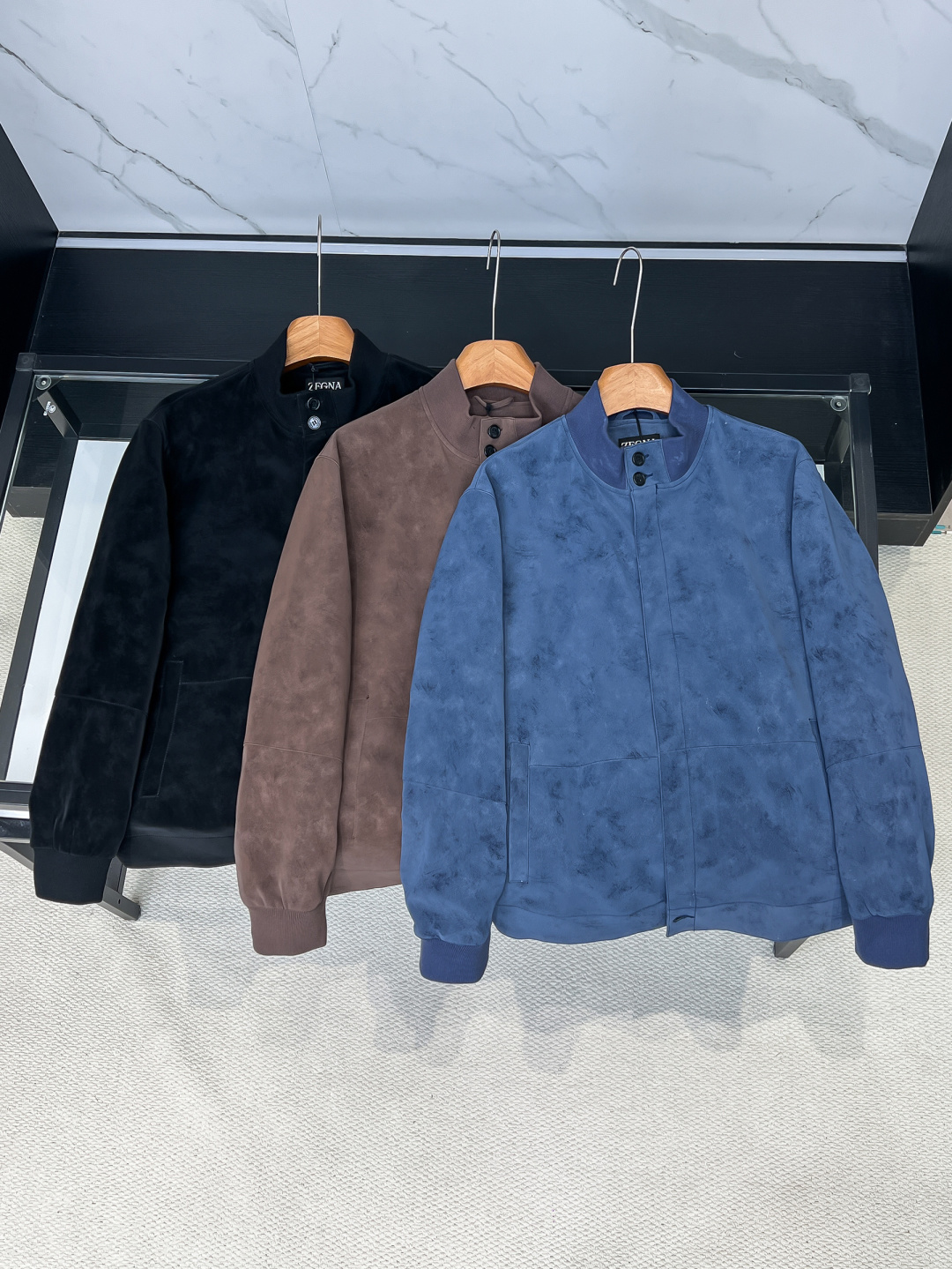 NO:956493,ZEN's new 26-year jacket, GW will be released at the same time. New styles are available!  Trading company channels are rare, men's high-end urban style lapel jacket. Platinum-level product that is loved by connoisseurs!  The suede feels smooth and delicate, a graceful item with unparalleled temperament!  When I encounter such an excellent product, I am willing to call it the strongest!  The style of this stand-up collar jacket is very distinctive and unique details, highlighting the fashionable atmosphere, emphasizing the classic soul texture, highlighting the beauty of luxury fashion!  This style really has a natural high-street beauty, which can meet all your dressing needs and let you look down on the whole world with fashion!  Smooth and delicate suede fabric, stiff and comfortable, soft texture, simple lines and silhouettes are easy to wear with a decent and elegant texture. The suede texture has a retro feel and a strong autumn and winter flavor. The rich but unobtrusive ease shows the affinity and high-end sense of the clothing!  Heavy texture, full of exquisite details, loose and stylish, full of silhouette and layering. Excellent shape, unparalleled upper body effect, destined to be an excellent styling item for the street, and the number of repeat customers will be high!  Size: S-2XL,,jackets & coats,jackets & coats,chamois leather,19860909ZEN 26年新款外套 GW同步上新 新款上新！贸易公司渠道稀出,男士高端都市风尚翻领外套.白金级品鉴心水之物！手感顺滑细腻的麂皮绒,一款气质绝伦的妙曼单品！ 遇到一款如此的绝佳产物,我愿意称之其为最强！此款立领夹克的风格十分之鲜明独特细节,彰显时髦气息,着重强调经典的灵魂质感,凸显奢华时尚之美！此款真的有着浑然天成的高街美感,满足你的一切穿搭所需,让你用潮流俯视整个世界！ 顺滑细腻的麂皮绒面料,挺括舒适,质地柔软,简洁的线条廓形容易穿出得体优雅的质感,麂皮绒质地具有复古感和浓浓秋冬气息的颜色,浓郁却不张扬的轻松就展现出了服装的亲和力和高级感！重磅质感,细节精致感十足,宽松有范,廓形、层次感十足.版型绝佳,上身效果无与伦比,注定属于出街的优秀造型单品,回头率爆表！ 尺码:S-2XL,,jackets & coats,jackets & coats,chamois leather,,Men's clothing
