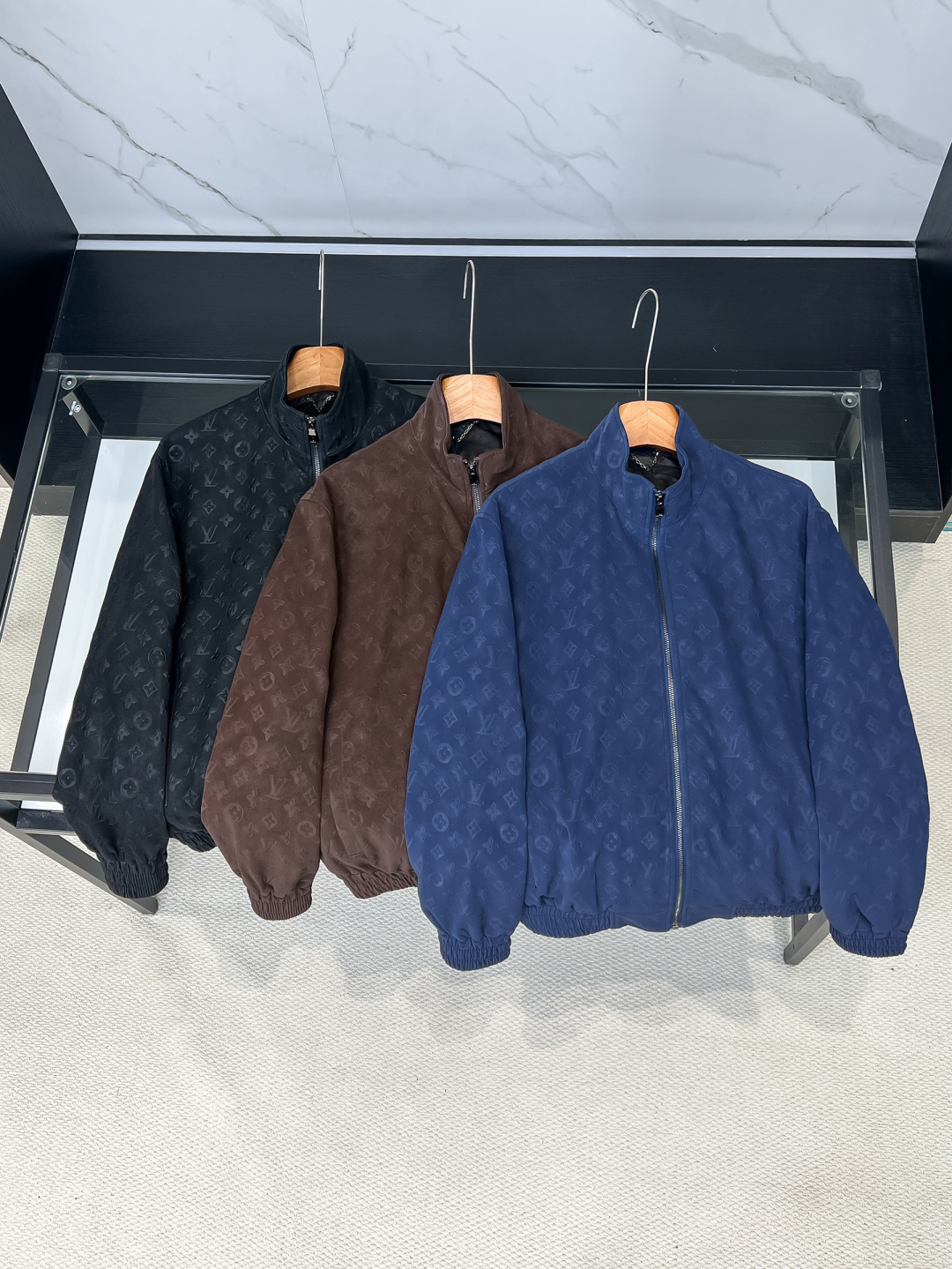 NO:956501,1V/Louis FW26 Monogram presbyopia all-over printed suede embossed stand collar jacket. The fabric is made of customized suede texture fabric, matte high-grade matte color.  The whole body is three-dimensionally embossed with LV presbyopia, independent mold pressing, the pattern depth, spacing, and arrangement are strictly compared to the original version, and the embossing strength is controlled in place, and there will be no problems with the embossing being too shallow and blurry, or pressing through the fabric. From fabric dyeing, embossing technology, parking space sewing to auxiliary material customization, the entire process is benchmarked against the original version, and the color is uniformly calibrated. SizeS-2XL,, louis vuitton, louis vuitton, jackets & coats, jackets &  coats, chamois leather,198609091V/路易 FW26 Monogram老花满印麂皮压花立领夹克外套 面料采用定制麂皮质感面料,哑光高级雾面色泽 通体满幅LV老花立体压花,独立模具压制,花纹深浅、间距、排布严格对标原版,压印力度把控到位,不会出现压纹过浅模糊、压穿面料的问题,从面料染色、压花工艺、车位缝制到辅料定制,全程对标原版工序,统一对色校准色调. SizeS-2XL,,louis vuitton,louis vuitton,jackets & coats,jackets & coats,chamois leather,,Men's clothing