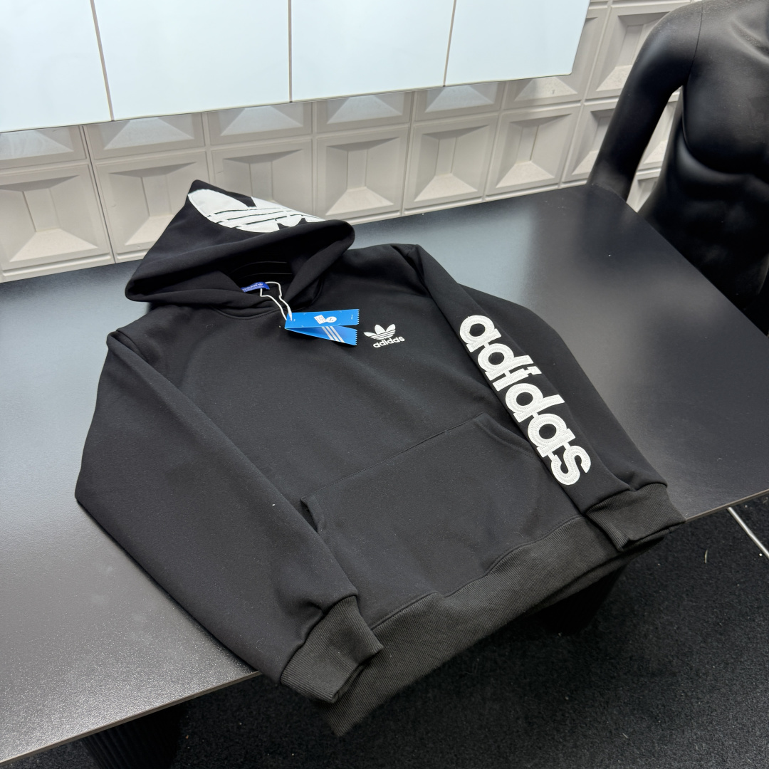 &mdash;&mdash;&mdash;&mdash;「爆款服饰」&mdash;&mdash;&mdash;&mdash; 💰69 冬季热销爆款网红博主推荐款⭐AD阿迪达斯加绒连帽卫衣  手臂字母图案胸前刺绣三叶草☘️Logo 帽子刺绣大Logo🪡三标齐全官网一致，放大看细节📷原相机实物拍摄 
颜色：黑色
尺码：L-4xl
 L（80～105斤）
XL（105～120斤）
2XL（120～140斤）
3XL（140～160斤）
4XL（160～180斤）