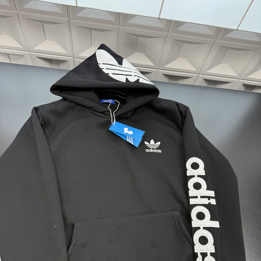 &mdash;&mdash;&mdash;&mdash;「爆款服饰」&mdash;&mdash;&mdash;&mdash; 💰69 冬季热销爆款网红博主推荐款⭐AD阿迪达斯加绒连帽卫衣  手臂字母图案胸前刺绣三叶草☘️Logo 帽子刺绣大Logo🪡三标齐全官网一致，放大看细节📷原相机实物拍摄 
颜色：黑色
尺码：L-4xl
 L（80～105斤）
XL（105～120斤）
2XL（120～140斤）
3XL（140～160斤）
4XL（160～180斤）