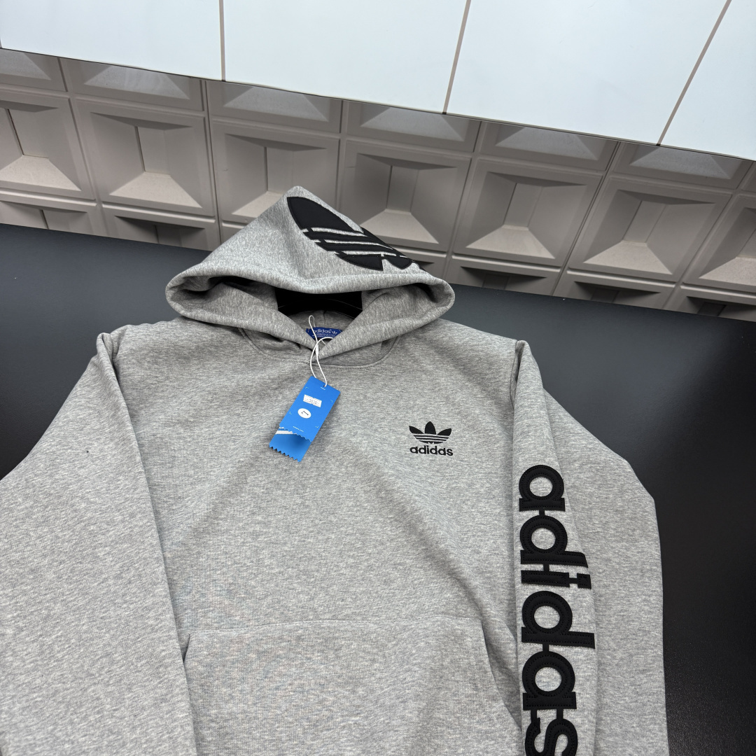 &mdash;&mdash;&mdash;&mdash;「爆款服饰」&mdash;&mdash;&mdash;&mdash; 💰69 冬季热销爆款网红博主推荐款⭐AD阿迪达斯加绒连帽卫衣  手臂字母图案胸前刺绣三叶草☘️Logo 帽子刺绣大Logo🪡三标齐全官网一致，放大看细节📷原相机实物拍摄 
颜色：白灰色
尺码：L-4xl
 L（80～105斤）
XL（105～120斤）
2XL（120～140斤）
3XL（140～160斤）
4XL（160～180斤）