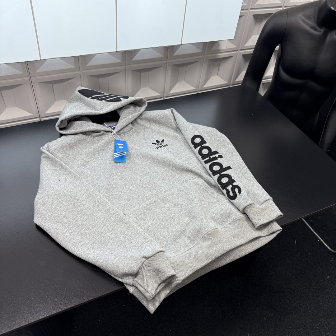 &mdash;&mdash;&mdash;&mdash;「爆款服饰」&mdash;&mdash;&mdash;&mdash; 💰69 冬季热销爆款网红博主推荐款⭐AD阿迪达斯加绒连帽卫衣  手臂字母图案胸前刺绣三叶草☘️Logo 帽子刺绣大Logo🪡三标齐全官网一致，放大看细节📷原相机实物拍摄 
颜色：白灰色
尺码：L-4xl
 L（80～105斤）
XL（105～120斤）
2XL（120～140斤）
3XL（140～160斤）
4XL（160～180斤）