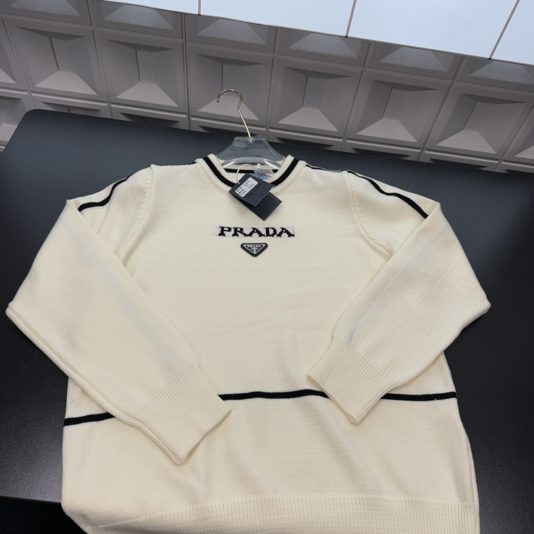 &mdash;&mdash;&mdash;&mdash;「爆款服饰」&mdash;&mdash;&mdash;&mdash; 💰79 冬季热销爆款网红博主推荐款⭐Prada普拉达拼接条针织毛衣  胸前金属三角牌🪡三标齐全官网一致，放大看细节📷原相机实物拍摄 
颜色：卡其色
尺码：L-4xl
 L（80～105斤）
XL（105～120斤）
2XL（120～140斤）
3XL（140～160斤）
4XL（160～180斤）