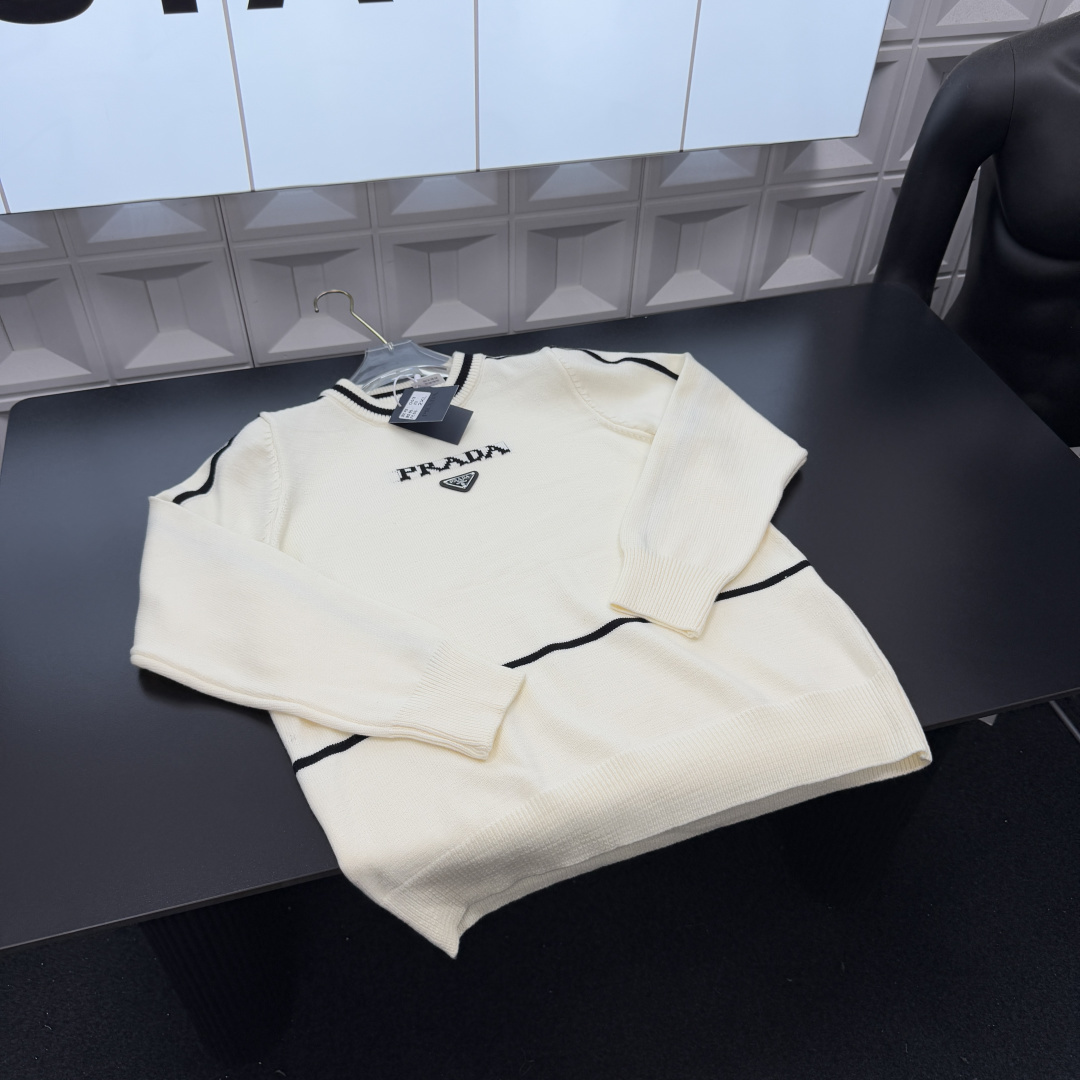 &mdash;&mdash;&mdash;&mdash;「爆款服饰」&mdash;&mdash;&mdash;&mdash; 💰79 冬季热销爆款网红博主推荐款⭐Prada普拉达拼接条针织毛衣  胸前金属三角牌🪡三标齐全官网一致，放大看细节📷原相机实物拍摄 
颜色：卡其色
尺码：L-4xl
 L（80～105斤）
XL（105～120斤）
2XL（120～140斤）
3XL（140～160斤）
4XL（160～180斤）