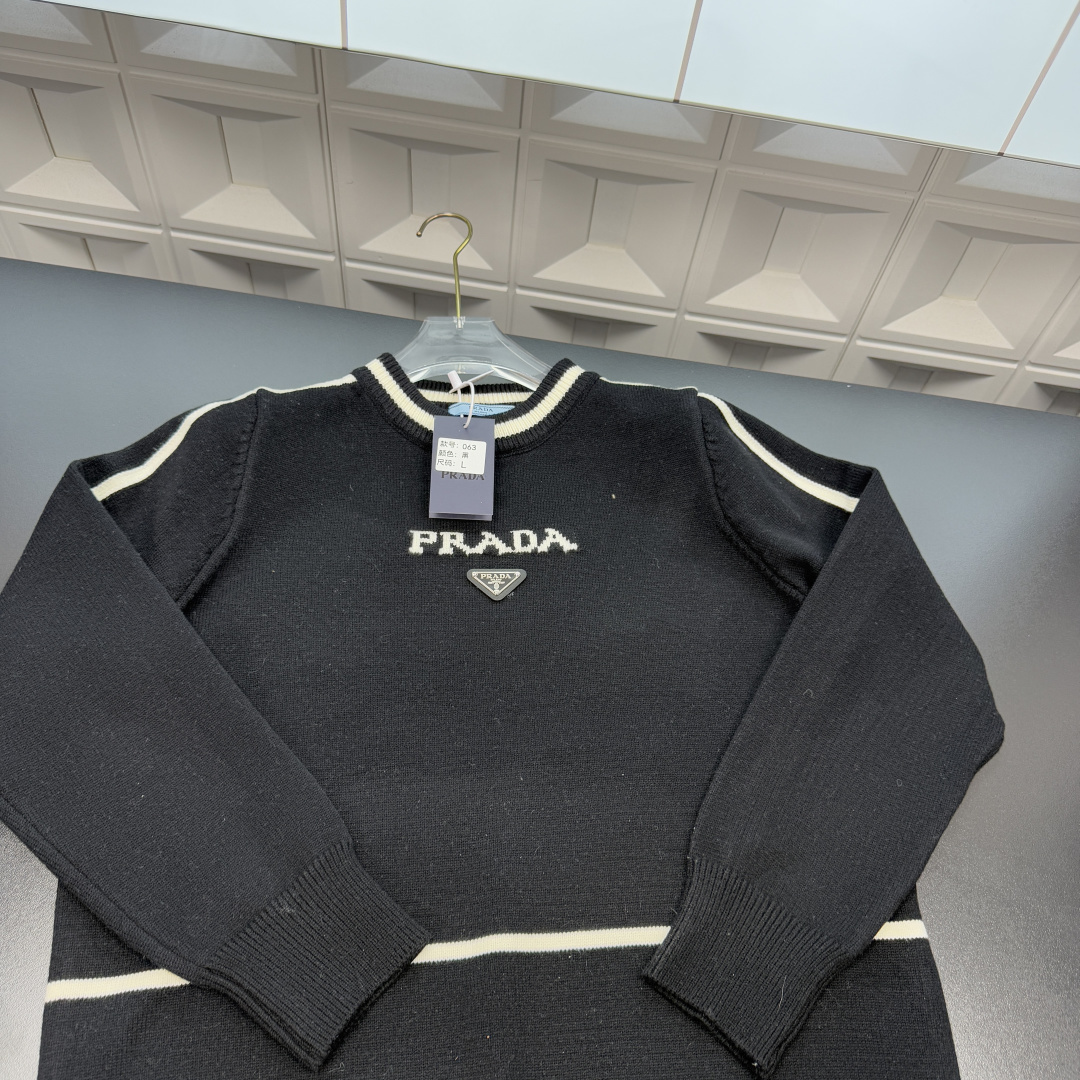 &mdash;&mdash;&mdash;&mdash;「爆款服饰」&mdash;&mdash;&mdash;&mdash; 💰79 冬季热销爆款网红博主推荐款⭐Prada普拉达拼接条针织毛衣  胸前金属三角牌🪡三标齐全官网一致，放大看细节📷原相机实物拍摄 
颜色：黑色
尺码：L-4xl
 L（80～105斤）
XL（105～120斤）
2XL（120～140斤）
3XL（140～160斤）
4XL（160～180斤）