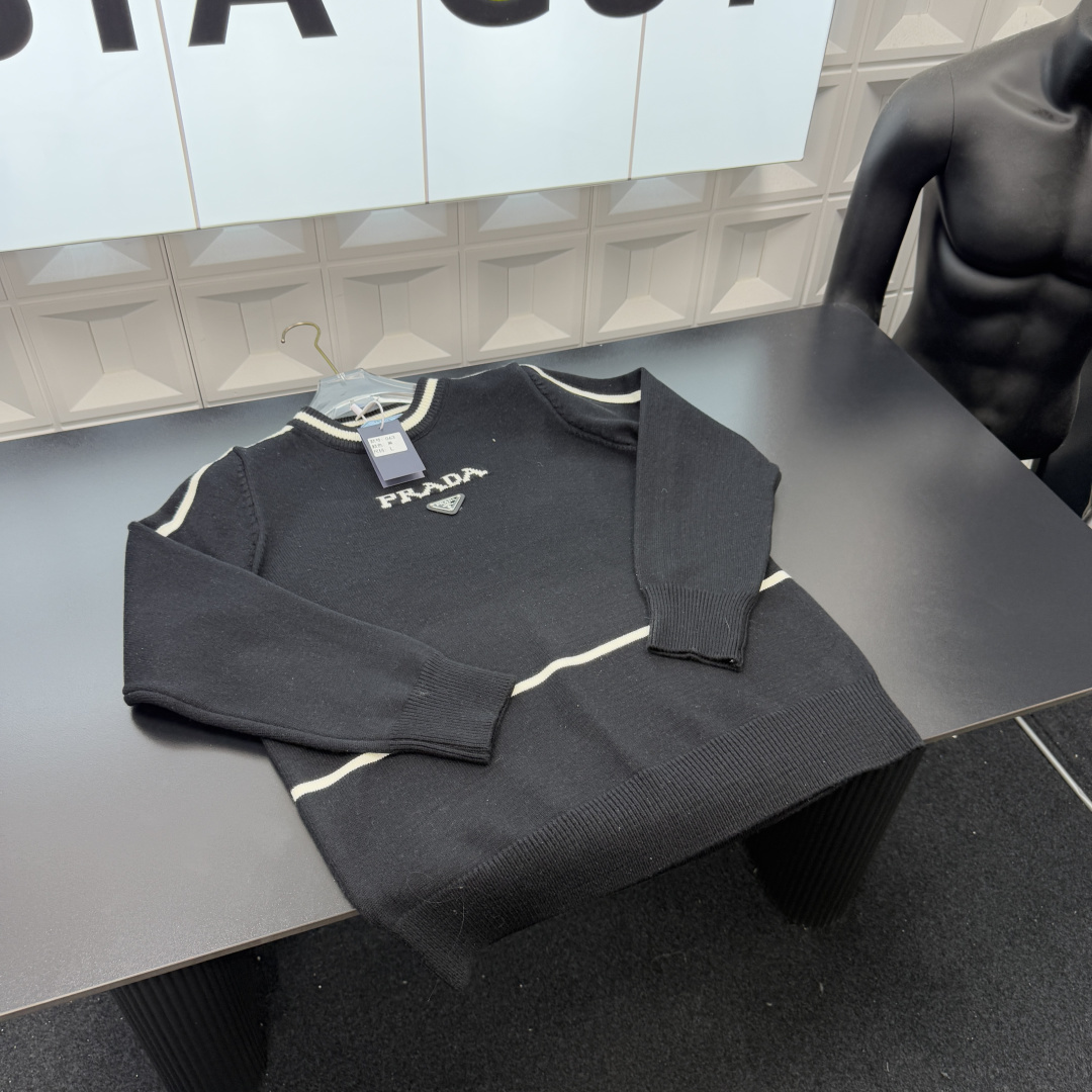 &mdash;&mdash;&mdash;&mdash;「爆款服饰」&mdash;&mdash;&mdash;&mdash; 💰79 冬季热销爆款网红博主推荐款⭐Prada普拉达拼接条针织毛衣  胸前金属三角牌🪡三标齐全官网一致，放大看细节📷原相机实物拍摄 
颜色：黑色
尺码：L-4xl
 L（80～105斤）
XL（105～120斤）
2XL（120～140斤）
3XL（140～160斤）
4XL（160～180斤）