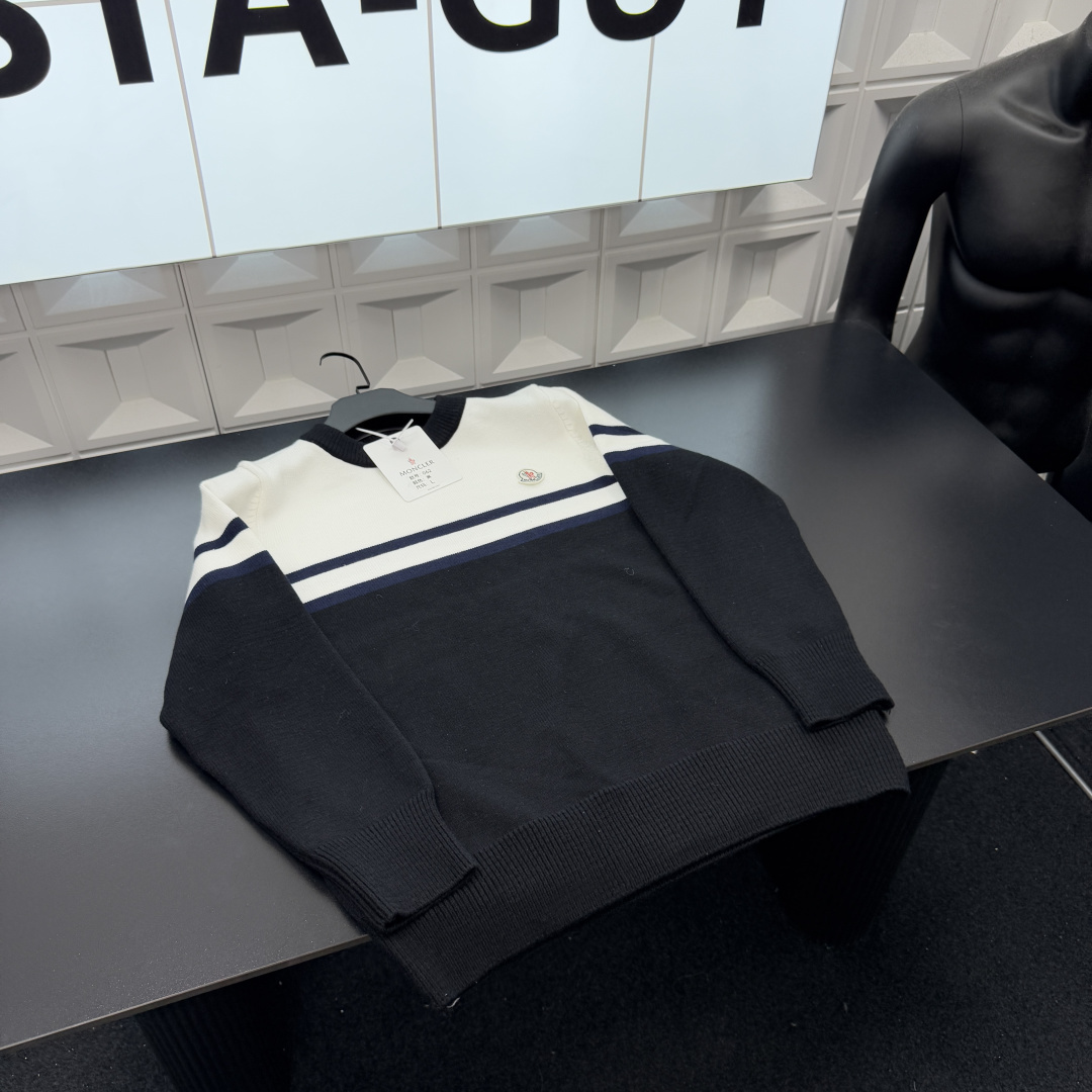 &mdash;&mdash;&mdash;&mdash;「爆款服饰」&mdash;&mdash;&mdash;&mdash; 💰79 冬季热销爆款网红博主推荐款⭐蒙口针织毛衣  条纹拼接撞色 刺绣徽章Logo🪡三标齐全官网一致，放大看细节📷原相机实物拍摄 
颜色：黑色
尺码：L-4xl
 L（80～105斤）
XL（105～120斤）
2XL（120～140斤）
3XL（140～160斤）
4XL（160～180斤）