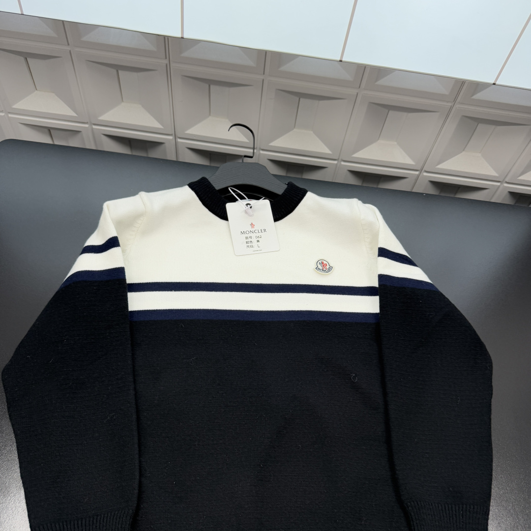 &mdash;&mdash;&mdash;&mdash;「爆款服饰」&mdash;&mdash;&mdash;&mdash; 💰79 冬季热销爆款网红博主推荐款⭐蒙口针织毛衣  条纹拼接撞色 刺绣徽章Logo🪡三标齐全官网一致，放大看细节📷原相机实物拍摄 
颜色：黑色
尺码：L-4xl
 L（80～105斤）
XL（105～120斤）
2XL（120～140斤）
3XL（140～160斤）
4XL（160～180斤）