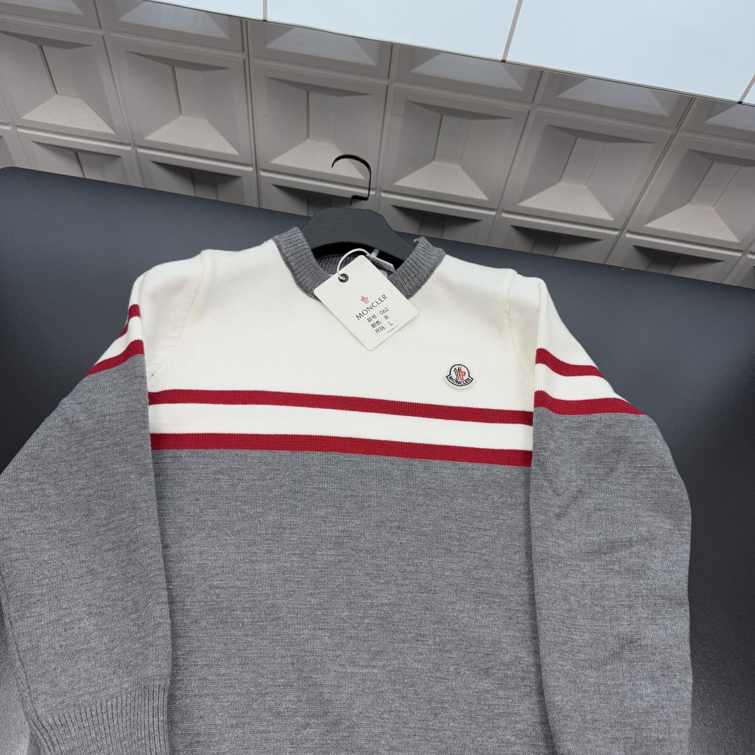 &mdash;&mdash;&mdash;&mdash;「爆款服饰」&mdash;&mdash;&mdash;&mdash; 💰79 冬季热销爆款网红博主推荐款⭐蒙口针织毛衣  条纹拼接撞色 刺绣徽章Logo🪡三标齐全官网一致，放大看细节📷原相机实物拍摄 
颜色：灰色
尺码：L-4xl
 L（80～105斤）
XL（105～120斤）
2XL（120～140斤）
3XL（140～160斤）
4XL（160～180斤）