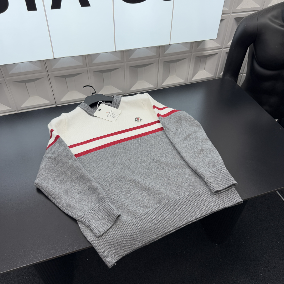 &mdash;&mdash;&mdash;&mdash;「爆款服饰」&mdash;&mdash;&mdash;&mdash; 💰79 冬季热销爆款网红博主推荐款⭐蒙口针织毛衣  条纹拼接撞色 刺绣徽章Logo🪡三标齐全官网一致，放大看细节📷原相机实物拍摄 
颜色：灰色
尺码：L-4xl
 L（80～105斤）
XL（105～120斤）
2XL（120～140斤）
3XL（140～160斤）
4XL（160～180斤）