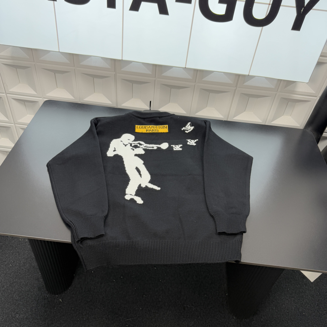 &mdash;&mdash;&mdash;&mdash;「爆款服饰」&mdash;&mdash;&mdash;&mdash; 💰79 冬季热销爆款网红博主推荐款⭐Lv路易威登针织毛衣  经典爆款爵士吹笛人 🪡三标齐全官网一致，放大看细节📷原相机实物拍摄 
颜色：黑色
尺码：L-4xl
 L（80～105斤）
XL（105～120斤）
2XL（120～140斤）
3XL（140～160斤）
4XL（160～180斤）