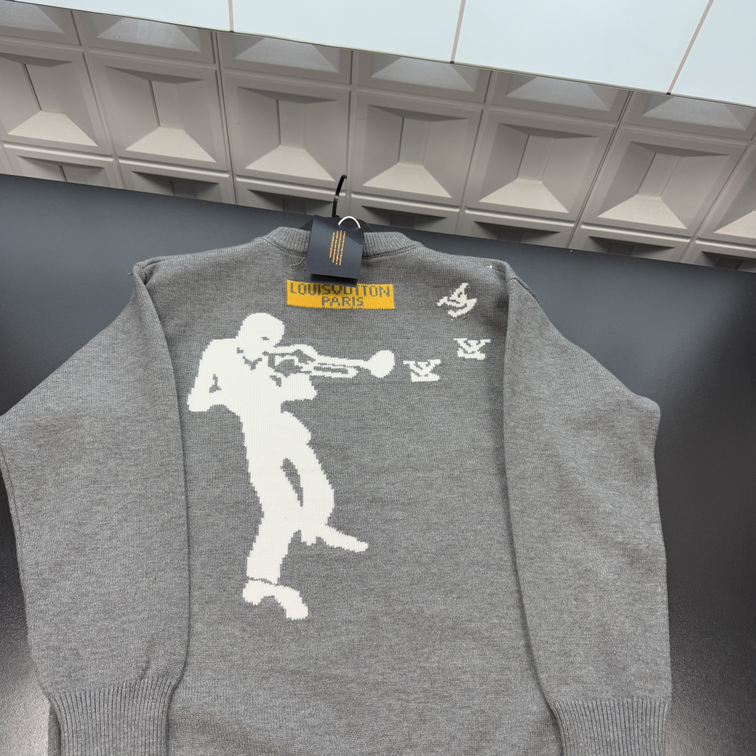 &mdash;&mdash;&mdash;&mdash;「爆款服饰」&mdash;&mdash;&mdash;&mdash; 💰79 冬季热销爆款网红博主推荐款⭐Lv路易威登针织毛衣  经典爆款爵士吹笛人 🪡三标齐全官网一致，放大看细节📷原相机实物拍摄 
颜色：灰色
尺码：L-4xl
 L（80～105斤）
XL（105～120斤）
2XL（120～140斤）
3XL（140～160斤）
4XL（160～180斤）