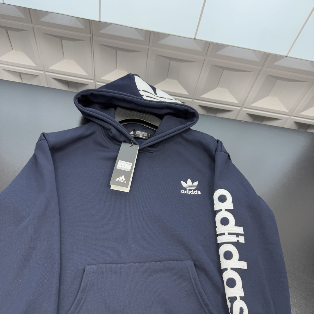 &mdash;&mdash;&mdash;&mdash;「爆款服饰」&mdash;&mdash;&mdash;&mdash; 💰69 冬季热销爆款网红博主推荐款⭐AD阿迪达斯加绒连帽卫衣  手臂字母图案胸前刺绣三叶草☘️Logo 帽子刺绣大Logo🪡三标齐全官网一致，放大看细节📷原相机实物拍摄 
颜色：藏青色
尺码：L-4xl
 L（80～105斤）
XL（105～120斤）
2XL（120～140斤）
3XL（140～160斤）
4XL（160～180斤）