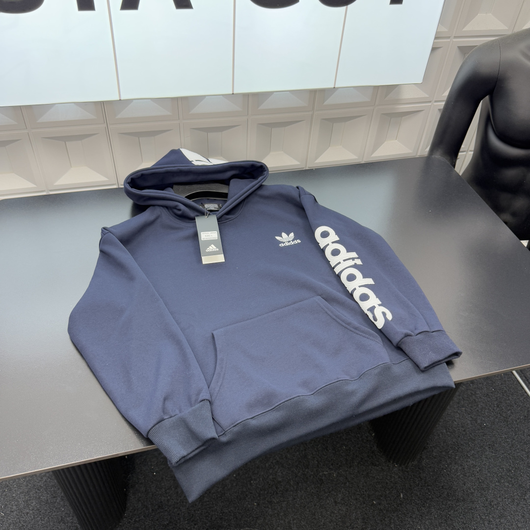 &mdash;&mdash;&mdash;&mdash;「爆款服饰」&mdash;&mdash;&mdash;&mdash; 💰69 冬季热销爆款网红博主推荐款⭐AD阿迪达斯加绒连帽卫衣  手臂字母图案胸前刺绣三叶草☘️Logo 帽子刺绣大Logo🪡三标齐全官网一致，放大看细节📷原相机实物拍摄 
颜色：藏青色
尺码：L-4xl
 L（80～105斤）
XL（105～120斤）
2XL（120～140斤）
3XL（140～160斤）
4XL（160～180斤）