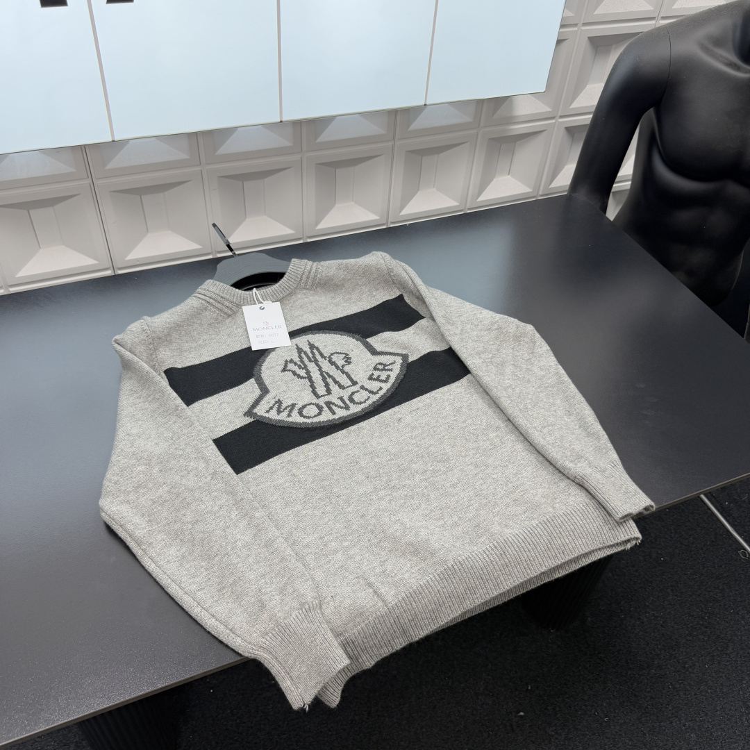 &mdash;&mdash;&mdash;&mdash;「爆款服饰」&mdash;&mdash;&mdash;&mdash; 💰79 冬季热销爆款网红博主推荐款⭐蒙口针织毛衣 胸前火焰字母Logo图案🪡三标齐全官网一致，放大看细节📷原相机实物拍摄 
颜色：灰色
尺码：L-4xl
 L（80～105斤）
XL（105～120斤）
2XL（120～140斤）
3XL（140～160斤）
4XL（160～180斤）