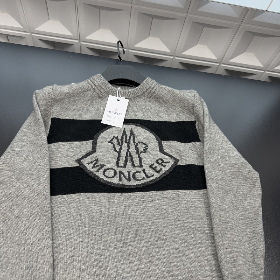 &mdash;&mdash;&mdash;&mdash;「爆款服饰」&mdash;&mdash;&mdash;&mdash; 💰79 冬季热销爆款网红博主推荐款⭐蒙口针织毛衣 胸前火焰字母Logo图案🪡三标齐全官网一致，放大看细节📷原相机实物拍摄 
颜色：灰色
尺码：L-4xl
 L（80～105斤）
XL（105～120斤）
2XL（120～140斤）
3XL（140～160斤）
4XL（160～180斤）