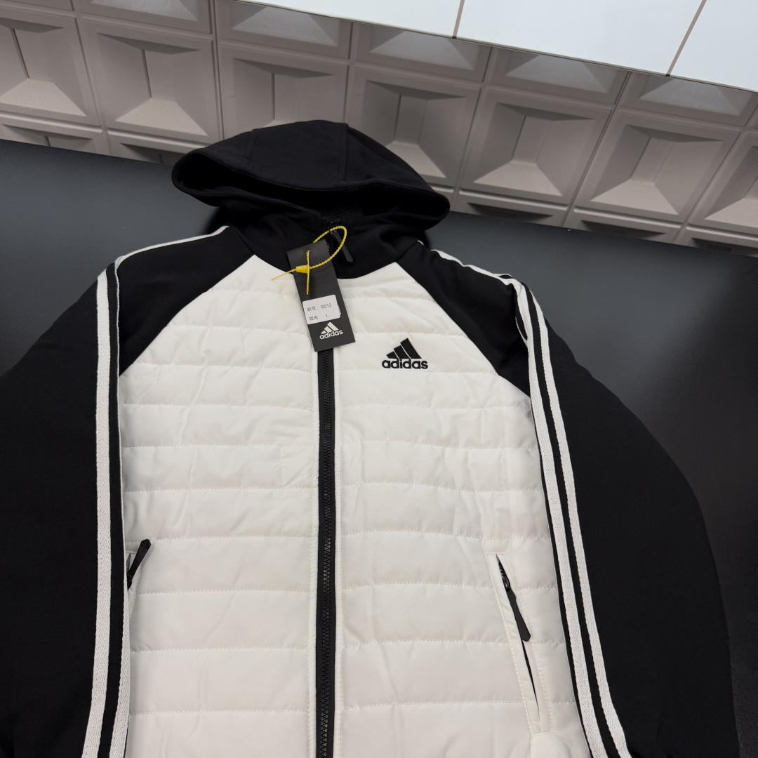 &mdash;&mdash;&mdash;&mdash;「爆款服饰」&mdash;&mdash;&mdash;&mdash; 💰95 冬季热销爆款网红博主推荐款⭐Prada普拉达拼接连帽棉服 经典三道杠  刺绣Logo 拼接袖排骨服🪡三标齐全官网一致，放大看细节📷原相机实物拍摄 
颜色：白色
尺码：L-4xl
 L（80～105斤）
XL（105～120斤）
2XL（120～140斤）
3XL（140～160斤）
4XL（160～180斤）