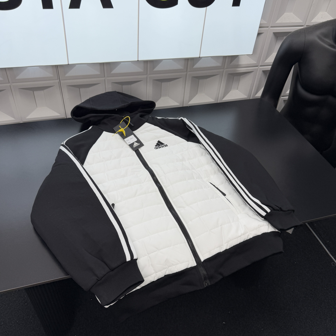 &mdash;&mdash;&mdash;&mdash;「爆款服饰」&mdash;&mdash;&mdash;&mdash; 💰95 冬季热销爆款网红博主推荐款⭐Prada普拉达拼接连帽棉服 经典三道杠  刺绣Logo 拼接袖排骨服🪡三标齐全官网一致，放大看细节📷原相机实物拍摄 
颜色：白色
尺码：L-4xl
 L（80～105斤）
XL（105～120斤）
2XL（120～140斤）
3XL（140～160斤）
4XL（160～180斤）