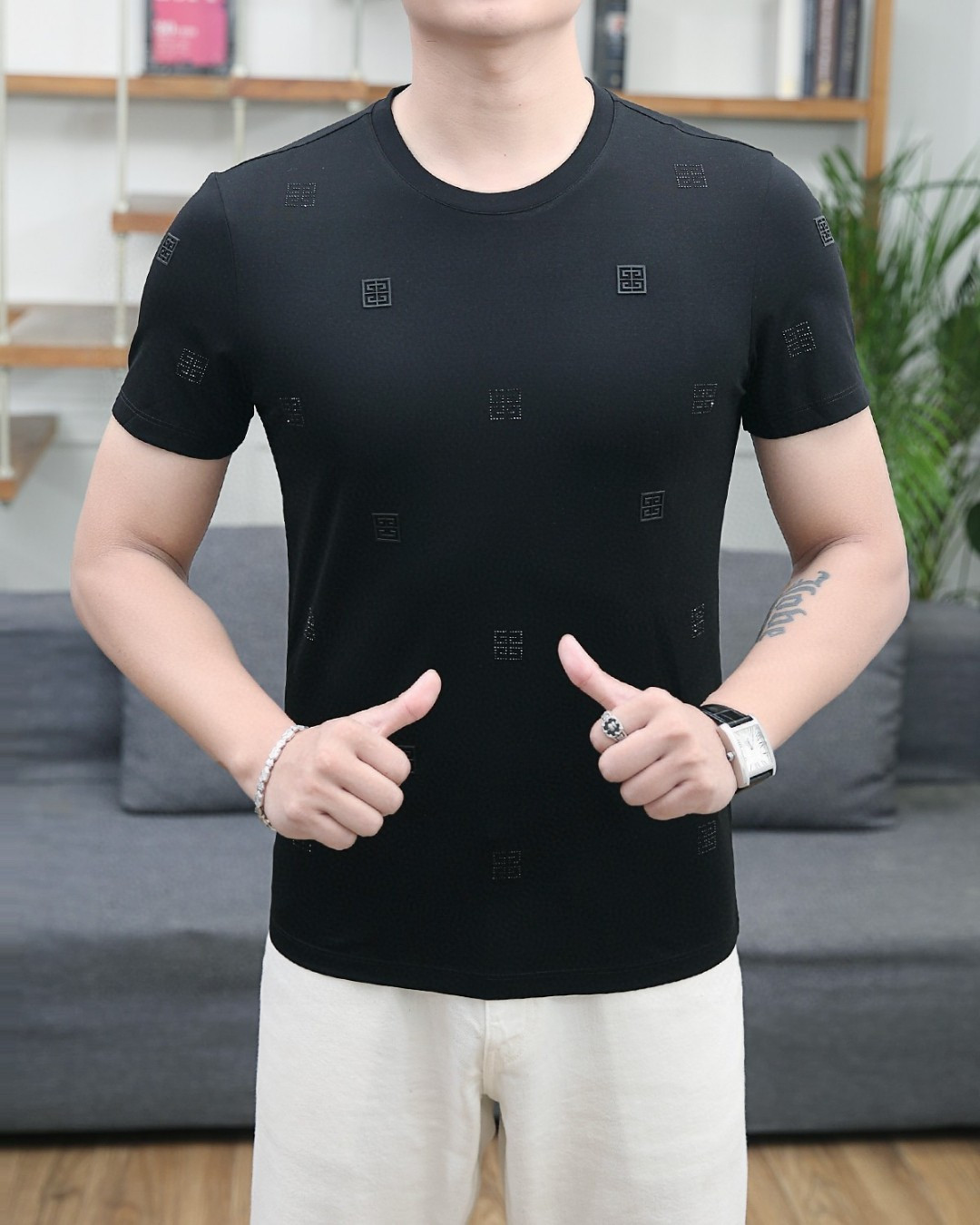 NO:133498,Normal benefits Givenchy three standards are complete, 2025 spring and summer new round neck short-sleeved T-Imported fabric is an indispensable versatile tool in the wardrobe, a rare type on the market, soft and skin-friendly, and the brand printing technology on the chest has its own recognition. It boasts identity, and is both warm and comfortable. It combines warmth and comfortable to wear. It has excellent skin-friendly feeling, and the color matching is daily and beautiful, perfectly interprets the urban masculine temperament!  !  Private spring and summer essential counter size M-3XL can wear up to 190 catties, given, T-shirt, alexander wang19860909正常让利 纪梵希三标一齐全 2025春夏新款圆领短袖T 进口面料 衣橱里不可或缺的百搭利器,市面罕见类型柔软亲肤,胸口品牌印花工艺自带辨识度 标榜身份,内外兼修 集保暖与舒适于一身,亲肤感极佳,配色日常又好看,完美诠释都市型男气质！！自留款春夏必备专柜尺码M-3XL最大可穿190斤,,givenchy,T-shirt,alexander wang,Men's clothing