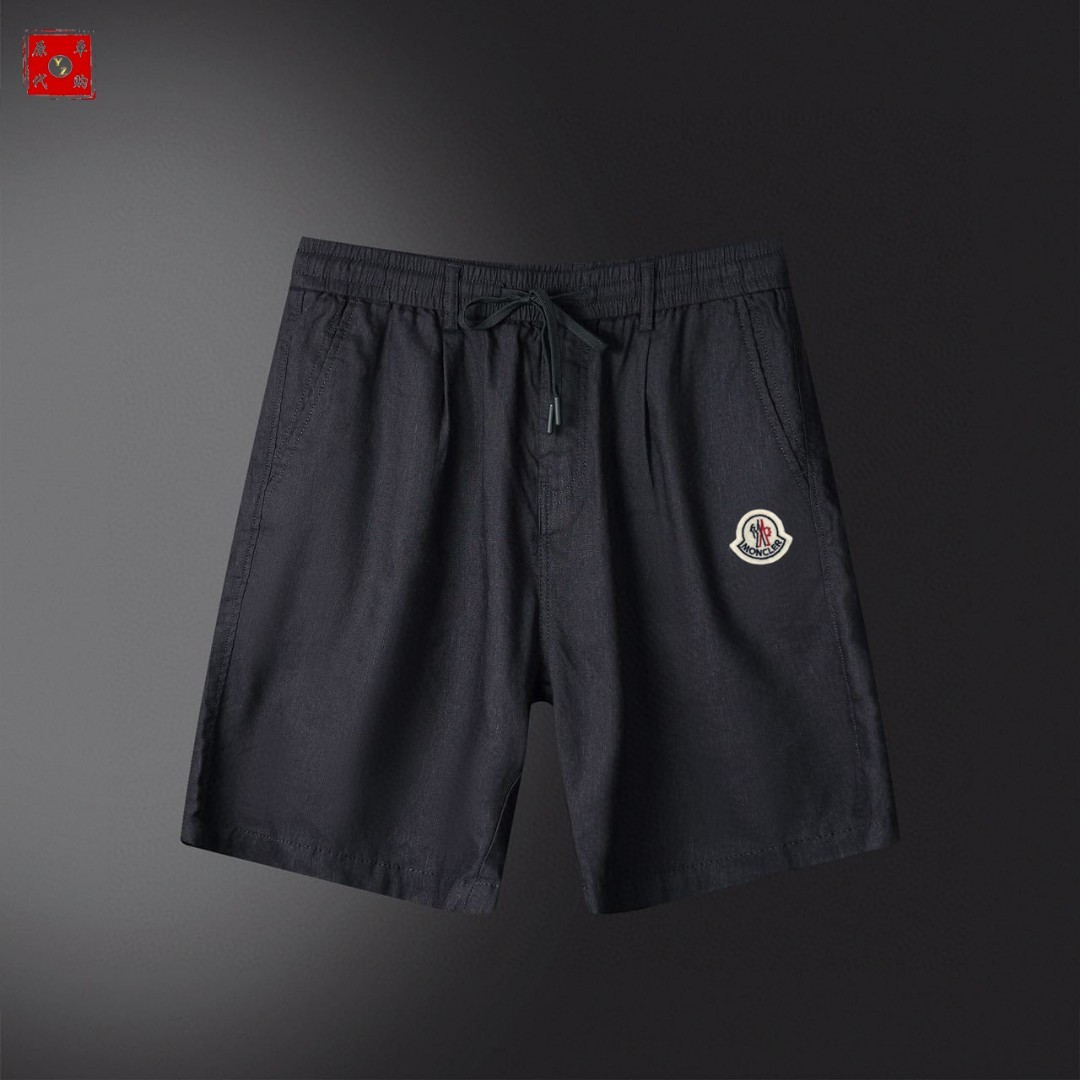 NO:132498,25SS new MON linen-blend fabric casual shorts, men's felt embroidered with Velcro pocket embellishment, five-point linen pants. The MON family is very popular, high specifications, and high-value products. It is strictly selected for natural linen fiber blending, soft and breathable. The iconic felt logo embellishment, Velcro flip pocket design behind it, simple and high-end urban temperament style. The upper body style without dead corners, its excellent matching ability is undoubtedly low-key and luxurious, a must-have for handsome men!  It is still as high-end as ever, with a loose and unrestrained casual style, classic embroidered logo elements, and iconic embroidered letter patterns. The Velcro flip pocket design behind it is super outstanding, highlighting MON's understanding of fashion and perfectly controlling various outfit needs. The linen blend material is selected, and after multiple special craftsmanship, it perfectly maintains its comfort and texture beauty. The texture structure restores the natural pure and simple nature of linen, light and soft, quite durable, low-key and elegant, full of artistic conception. It has excellent breathability and moisture absorption, and is particularly comfortable in skin-friendly. Size 29-38 Color blue black white, shorts, alexander wang1986090925SS新款MON亚麻混纺面料休闲短裤,男士毛毡刺绣徽标点缀魔术贴口袋装饰五分麻裤.MON家族高人气,高规格,高价值产物,严选天然亚麻纤维混纺,柔软透气.标志性毛毡徽标点缀,背后魔术贴翻盖口袋设计,简约高级的都市气质风范.无死角的上身版型,其出色的搭配能力毋庸置疑,低调奢华品质感,型男必备！ 还是一如既往的高端,宽松无束缚的休闲版型,经典的刺绣徽标元素刻画,标志性刺绣字母图案点缀.背后魔术贴翻盖口袋设计,其品牌性能更是超级的出彩到位,凸显出MON对于时尚对于穿搭的理解,完美驾驭各种穿搭需求. 选用亚麻混纺材质,经过多道特殊工艺的洗礼,完美的保持了它的舒适感与肌理美感.纹理构造还原了亚麻自然纯粹与质朴的本性,轻盈柔软,相当耐看,低调儒雅,意境十足.透气性与吸湿性极佳,亲肤感尤为舒适.尺码29-38颜色蓝色 黑色 白色,,shorts,alexander wang,Men's clothing