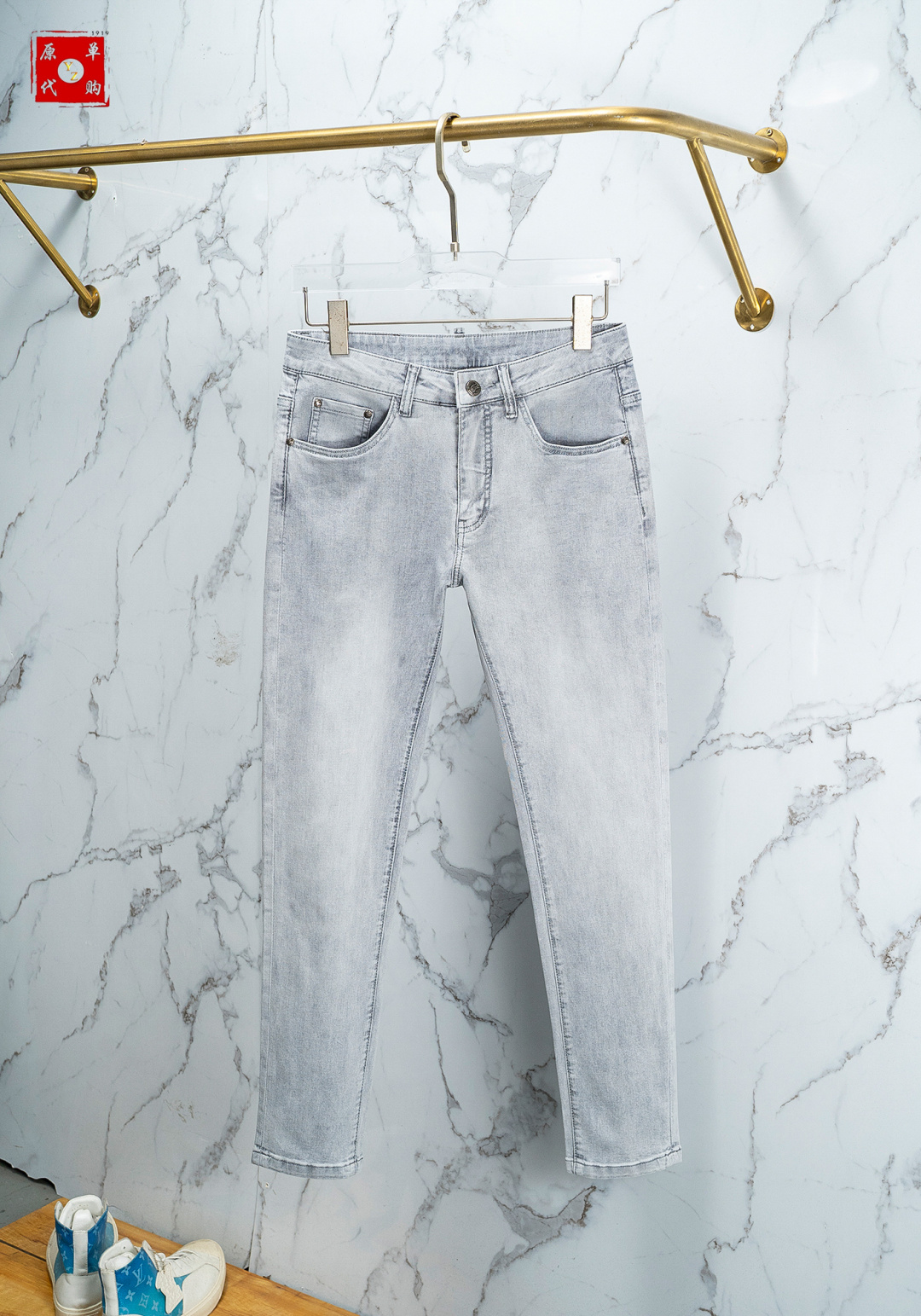 NO:133511,Burberry's official counter is available at the same time, original singles are ruthless, super stylish jeans, customized original washing denim fabric, unique design, top-grade printing craft letter pattern logo, original hardware and auxiliary decoration, extremely superior jeans, the materials and craftsmanship are extremely luxurious and exquisite, extremely high-end, handsome and stylish, recommended, digits 29-38, burberry, jeans, alexander wang19860909巴宝莉 官网专柜同步有售,原单狠货,超级有范儿的一款牛仔裤,定制原版水洗牛仔面料,独特设计,顶级印花工艺字母图案logo,原版五金辅料装饰,极为翘楚的一款牛仔裤,用料与工艺都极致奢华精湛,档次极高,上身帅气有型,推荐,码数29—38,,burberry,jeans,alexander wang,Men's clothing