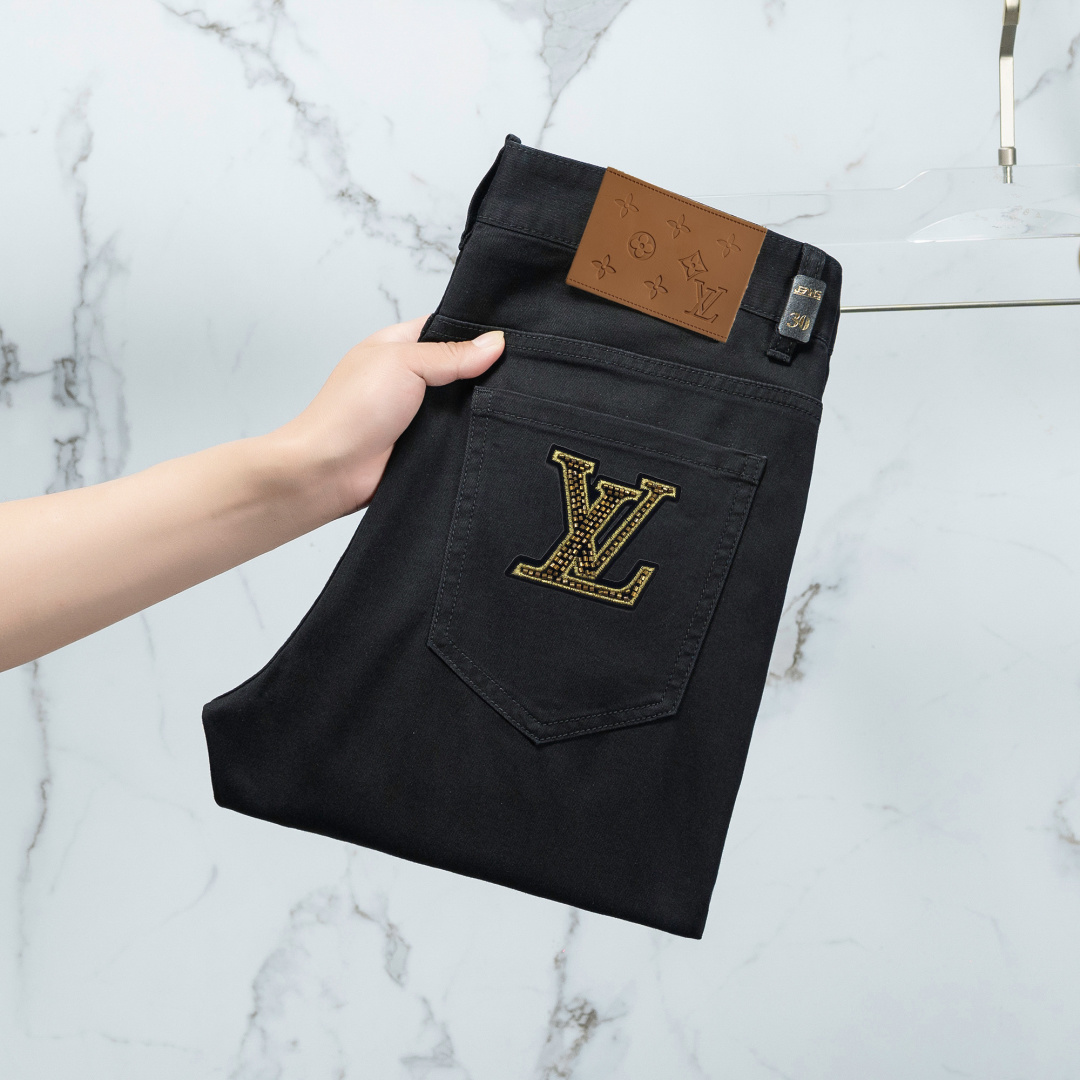 NO:133514,LV official website counter is available simultaneously, original singles, super stylish jeans, customized original washing denim fabric, unique design, top-grade printed craft letter pattern logo, original hardware and auxiliary decoration, extremely superior jeans, the materials and craftsmanship are extremely luxurious and exquisite, extremely high-end, handsome and stylish, recommended, digits 29-38,, louis vuitton, jeans, alexander wang19860909LV 官网专柜同步有售,原单狠货,超级有范儿的一款牛仔裤,定制原版水洗牛仔面料,独特设计,顶级印花工艺字母图案logo,原版五金辅料装饰,极为翘楚的一款牛仔裤,用料与工艺都极致奢华精湛,档次极高,上身帅气有型,推荐,码数29—38,,louis vuitton,jeans,alexander wang,Men's clothing