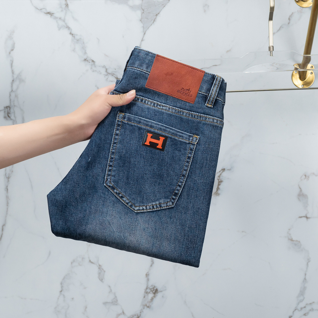 NO:133520,Hermes official counter is available at the same time, original singles are ruthless, super stylish jeans, customized original washing denim fabric, unique design, top-grade printing craft letter pattern logo, original hardware and auxiliary decoration, extremely superior jeans, the materials and craftsmanship are extremely luxurious and exquisite, extremely high-end, handsome and stylish, recommended, digits 29-38,, hermes, jeans, alexander wang19860909爱马仕 官网专柜同步有售,原单狠货,超级有范儿的一款牛仔裤,定制原版水洗牛仔面料,独特设计,顶级印花工艺字母图案logo,原版五金辅料装饰,极为翘楚的一款牛仔裤,用料与工艺都极致奢华精湛,档次极高,上身帅气有型,推荐,码数29—38,,hermes,jeans,alexander wang,Men's clothing