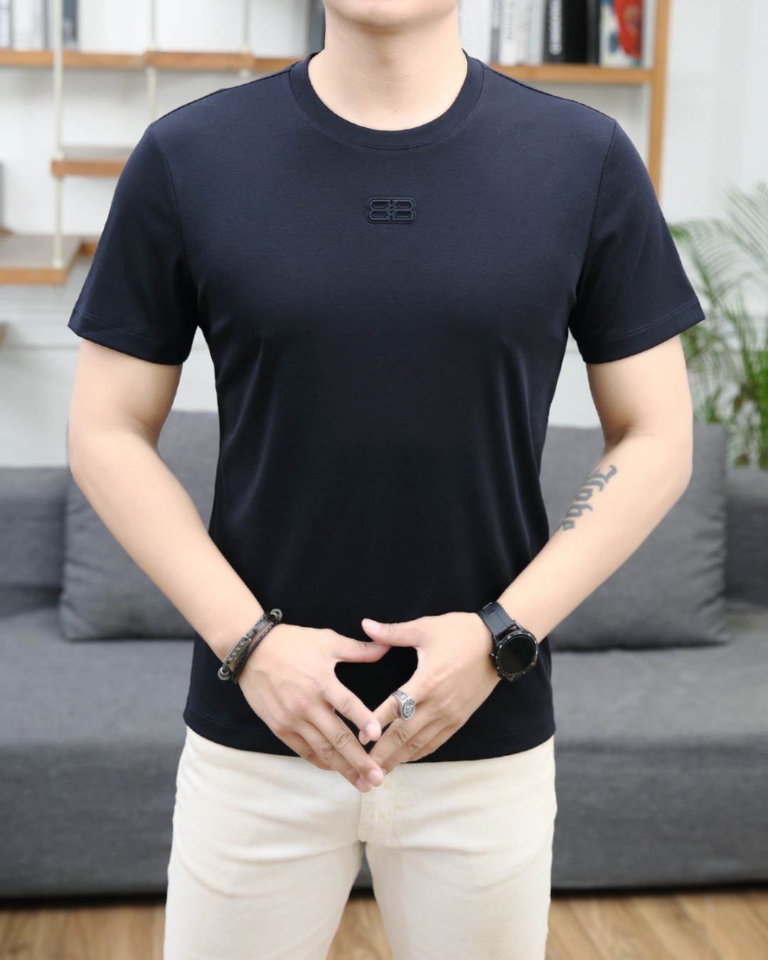 NO:133501,Balenciaga 2025 summer new product fashionable round neck short sleeves are made of high-end Yuchan silk fabric. The classic round neck style is unique and cool. The luxurious classic jacquard logo design is versatile. Adhering to the traditional fashion charm of the big brand, the unique line design exudes a strong British style, which is very modern and inherits the traditional concept. The precious fabric is smoother, the feel is soft, comfortable and breathable. The exquisite craftsmanship and three-dimensional tailoring style bring texture enjoyment. The counter size M-3XL was shipped on the same day!  ,balenciaga,T-shirt,alexander wang19860909巴黎世家 2025夏季新品时尚圆领短袖采用高档玉婵丝面料 经典圆领款式独特又清凉 奢华经典提花logo设计百搭气质 秉承大牌的传统时尚魅力,独有的线条设计散发着浓郁的英伦风情,极具现代感亦承袭了传统理念.珍贵面料更加光滑,手感柔顺舒适透气 精湛工艺,立体剪裁风格带来质感享受.专柜尺码M-3XL,当天出货！,,balenciaga,T-shirt,alexander wang,Men's clothing