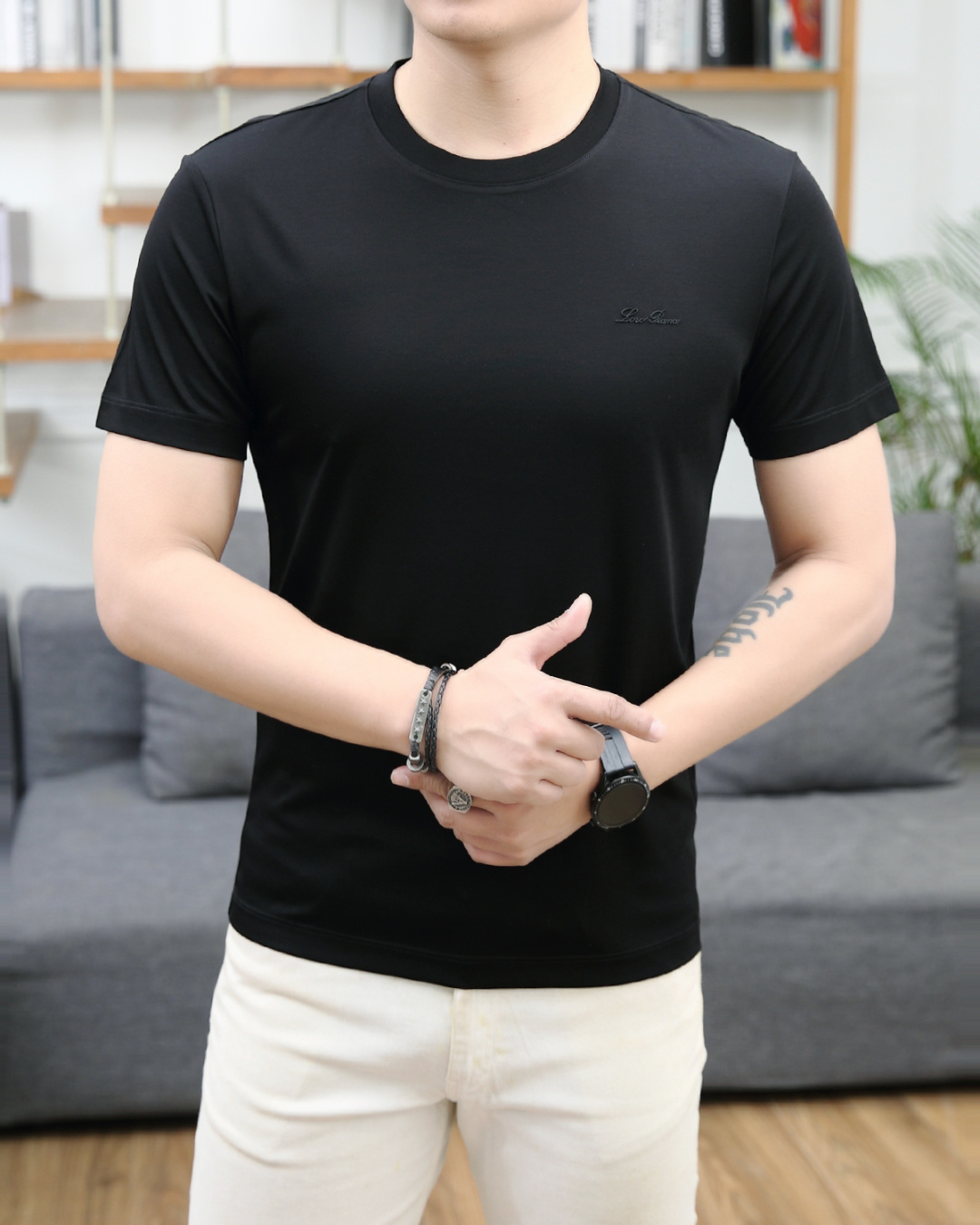 NO:133504,LP 2025 summer new product fashionable round neck short sleeves are made of high-end Yuchan silk fabric. The classic round neck style is unique and cool. The luxurious classic jacquard logo design is versatile. Adhering to the traditional fashion charm of the big brand, the unique line design exudes a strong British style, which is very modern and inherits the traditional concept. The precious fabric is smoother, the feel is soft, comfortable and breathable. The exquisite craftsmanship and three-dimensional tailoring style bring texture enjoyment. The counter size M-3XL was shipped on the same day!  ,loro piana,T-shirt,alexander wang19860909LP 2025夏季新品时尚圆领短袖采用高档玉婵丝面料 经典圆领款式独特又清凉 奢华经典提花logo设计百搭气质 秉承大牌的传统时尚魅力,独有的线条设计散发着浓郁的英伦风情,极具现代感亦承袭了传统理念.珍贵面料更加光滑,手感柔顺舒适透气 精湛工艺,立体剪裁风格带来质感享受.专柜尺码M-3XL,当天出货！,,loro piana,T-shirt,alexander wang,Men's clothing