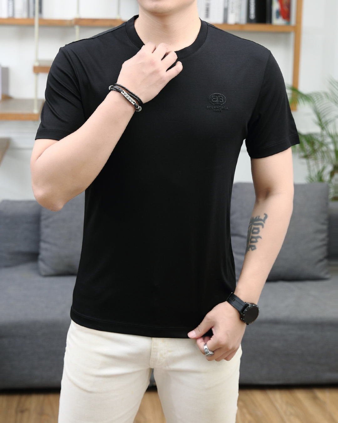 NO:133507,Balenciaga 2025 summer new product fashionable round neck short sleeves are made of high-end Yuchan silk fabric. The classic round neck style is unique and cool. The luxurious classic jacquard logo design is versatile. Adhering to the traditional fashion charm of the big brand, the unique line design exudes a strong British style, which is very modern and inherits the traditional concept. The precious fabric is smoother, the feel is soft, comfortable and breathable. The exquisite craftsmanship and three-dimensional tailoring style bring texture enjoyment. The counter size M-3XL was shipped on the same day!  ,balenciaga,T-shirt,alexander wang19860909巴黎世家 2025夏季新品时尚圆领短袖采用高档玉婵丝面料 经典圆领款式独特又清凉 奢华经典提花logo设计百搭气质 秉承大牌的传统时尚魅力,独有的线条设计散发着浓郁的英伦风情,极具现代感亦承袭了传统理念.珍贵面料更加光滑,手感柔顺舒适透气 精湛工艺,立体剪裁风格带来质感享受.专柜尺码M-3XL,当天出货！,,balenciaga,T-shirt,alexander wang,Men's clothing