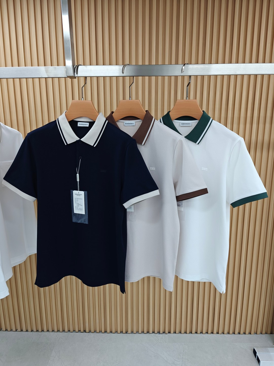 NO:137915,Jenia 2025 spring and summer new model!  Recommended travel and vacation!  Cabinets are on sale!  Men's logo patch short-sleeved Polo shirt Classic style, collar and cuff contrasting embellishment, not exaggerated, but also well highlights the highlights of details. Combined tailoring, the chest is decorated with logo embellishment, making the whole more detailed. Combined style, the fabric is made of cotton-gauze material, comfortable, skin-friendly, breathable, and a style that is very practical for commuting and leisure. Highly recommended. Color Black Blue Size M-3XL Try on 172-148 wear L slim size M-3XL, zegna, T-shirt, alexander wang19860909杰尼亚 2025春夏新款！旅游度假推荐！ 柜在售！男士标识贴片短袖Polo衫 经典款 领口袖口撞色点缀 不夸张的同时又能很好彰显细节亮点 合体的剪裁 胸口饰以徽标点缀 让整体更具细节感 合体的版型,面料采用全棉珠地料,舒适,亲肤,透气好,平时通勤休闲都很实穿的一款 强烈推荐 颜色 黑色 蓝色 码数 M-3XL 试穿172-148穿L修身尺码M-3XL,,zegna,T-shirt,alexander wang,Men's clothing