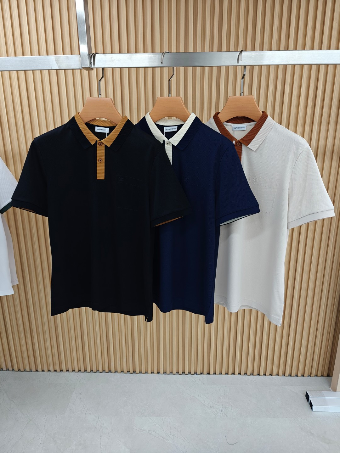 NO:133562,Selin 2025 spring and summer new model!  Recommended travel and vacation!  Cabinets are on sale!  Men's logo patch short-sleeved Polo shirt Classic style, collar and cuff contrasting embellishment, not exaggerated, but also well highlights the highlights of details. Combined tailoring, the chest is decorated with logo embellishment, making the whole more detailed. Combined style, the fabric is made of cotton-gauze material, comfortable, skin-friendly, breathable, and a very practical style for daily commuting and leisure. Highly recommended Color Black Blue Size M-3XL Try on 172-148 wear L slim size M-3XL, celine, T-shirt, alexander wang19860909赛琳 2025春夏新款！旅游度假推荐！ 柜在售！男士标识贴片短袖Polo衫 经典款 领口袖口撞色点缀 不夸张的同时又能很好彰显细节亮点 合体的剪裁 胸口饰以徽标点缀 让整体更具细节感 合体的版型,面料采用全棉珠地料,舒适,亲肤,透气好,平时通勤休闲都很实穿的一款 强烈推荐 颜色 黑色 蓝色 码数 M-3XL 试穿172-148穿L修身尺码M-3XL,,celine,T-shirt,alexander wang,Men's clothing