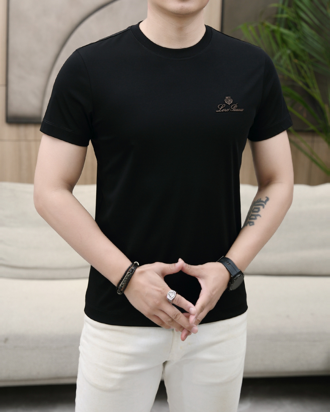 NO:133569,Loro Piana new summer style!  Fashionable and casual round neck short-sleeved fashion item design, more fashionable and comfortable, high-standard customization, very stylish upper body, luxurious and classic LOGO pattern on the chest, customer-supplied auxiliary materials, imported high-end custom fabrics with very delicate texture, exquisite details and exquisite craftsmanship, extremely shaping item, can be matched with any fashion, super good style, a must-have item for trendy men. Counter code: M-3XL, shipped on the same day!  ,loro piana,T-shirt,alexander wang19860909Loro Piana 夏季新款！时尚休闲圆领短袖时尚单品设计,更加时尚舒适,高标准定制,上身非常有型,胸前奢华经典LOGO图案 客供辅料,客供进口高档定制面料质感非常细腻,细节工艺精湛考究,塑造性极高的一款单品,任何时装都可以搭配,版型超级好 潮男必备单品 专柜码:M-3XL,当天出货！,,loro piana,T-shirt,alexander wang,Men's clothing