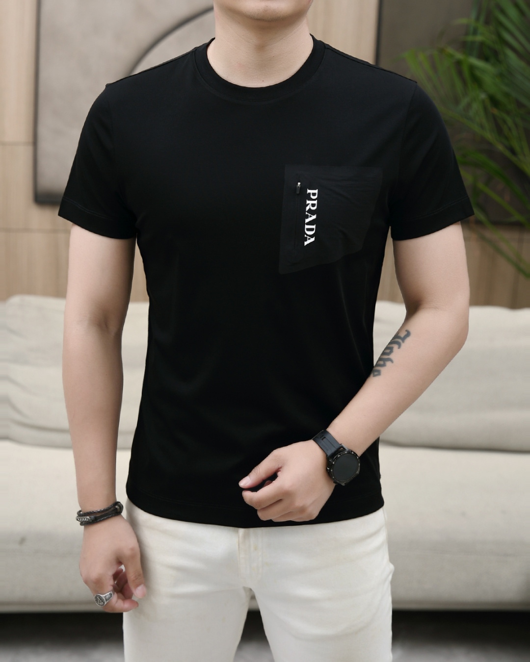 NO:133572,Prada/Prada new summer style!  Fashionable and casual round neck short-sleeved fashion item design, more fashionable and comfortable, high-standard customization, very stylish upper body, luxurious and classic LOGO pattern on the chest, customer-supplied auxiliary materials, imported high-end custom fabrics with very delicate texture, exquisite details and exquisite craftsmanship, extremely shaping item, can be matched with any fashion, super good style, a must-have item for trendy men. Counter code: M-3XL, shipped on the same day!  ,,prada,prada,T-shirt,alexander wang19860909普拉达/Prada 夏季新款！时尚休闲圆领短袖时尚单品设计,更加时尚舒适,高标准定制,上身非常有型,胸前奢华经典LOGO图案 客供辅料,客供进口高档定制面料质感非常细腻,细节工艺精湛考究,塑造性极高的一款单品,任何时装都可以搭配,版型超级好 潮男必备单品 专柜码:M-3XL,当天出货！,,prada,prada,T-shirt,alexander wang,Men's clothing