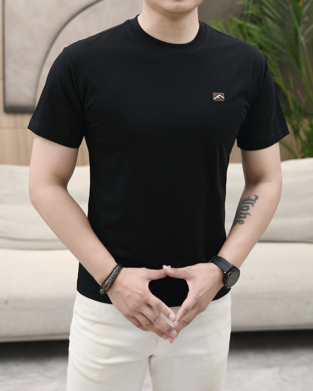 NO:136201,Fendi 2025 summer new product fashionable round neck short sleeves are made of high-end imported fabrics. The classic round neck style is unique and cool. The luxurious classic logo design is versatile. Adhering to the traditional fashion charm of big brands, the unique line design exudes a strong British style, which is very modern and inherits the traditional concept. The precious fabric is smoother, soft, comfortable and breathable. The exquisite craftsmanship and three-dimensional tailoring style bring texture enjoyment. The counter size M-3XL was shipped on the same day!  ,fendi,T-shirt,alexander wang19860909芬迪 2025夏季新品时尚圆领短袖采用高档进口面料 经典圆领款式独特又清凉 奢华经典logo设计百搭气质 秉承大牌的传统时尚魅力,独有的线条设计散发着浓郁的英伦风情,极具现代感亦承袭了传统理念.珍贵面料更加光滑,手感柔顺舒适透气 精湛工艺,立体剪裁风格带来质感享受.专柜尺码M-3XL,当天出货！,,fendi,T-shirt,alexander wang,Men's clothing