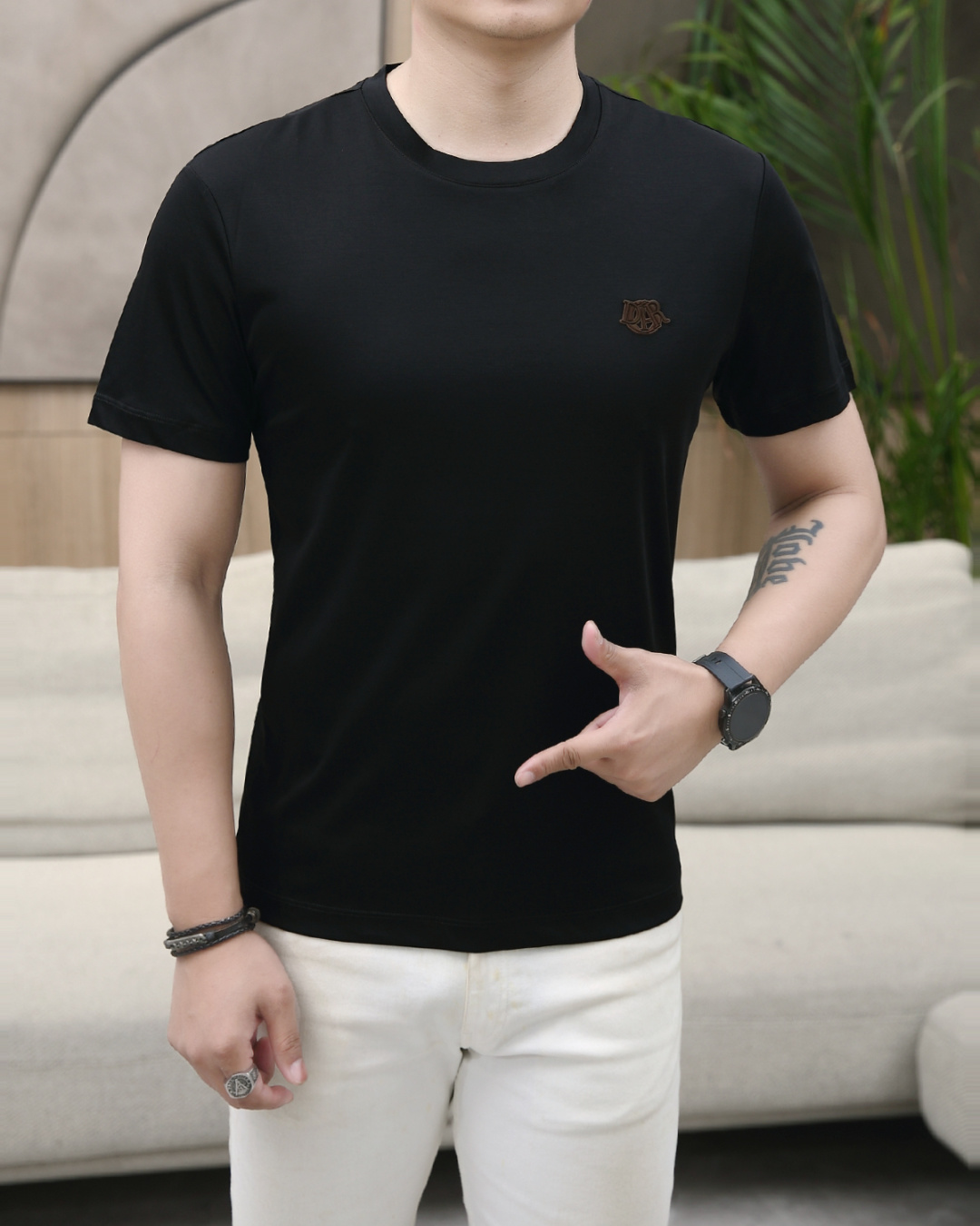 NO:136204,Dior 2025 summer new product fashionable round neck short sleeves are made of high-end imported fabrics. The classic round neck style is unique and cool. The luxurious classic logo design is versatile. Adhering to the traditional fashion charm of big brands, the unique line design exudes a strong British style, which is very modern and inherits the traditional concept. The precious fabric is smoother, the feel is soft, comfortable and breathable. The exquisite craftsmanship and three-dimensional tailoring style bring texture enjoyment. The counter size M-3XL was shipped on the same day!  ,dior,T-shirt,alexander wang19860909迪奥 2025夏季新品时尚圆领短袖采用高档进口面料 经典圆领款式独特又清凉 奢华经典logo设计百搭气质 秉承大牌的传统时尚魅力,独有的线条设计散发着浓郁的英伦风情,极具现代感亦承袭了传统理念.珍贵面料更加光滑,手感柔顺舒适透气 精湛工艺,立体剪裁风格带来质感享受.专柜尺码M-3XL,当天出货！,,dior,T-shirt,alexander wang,Men's clothing