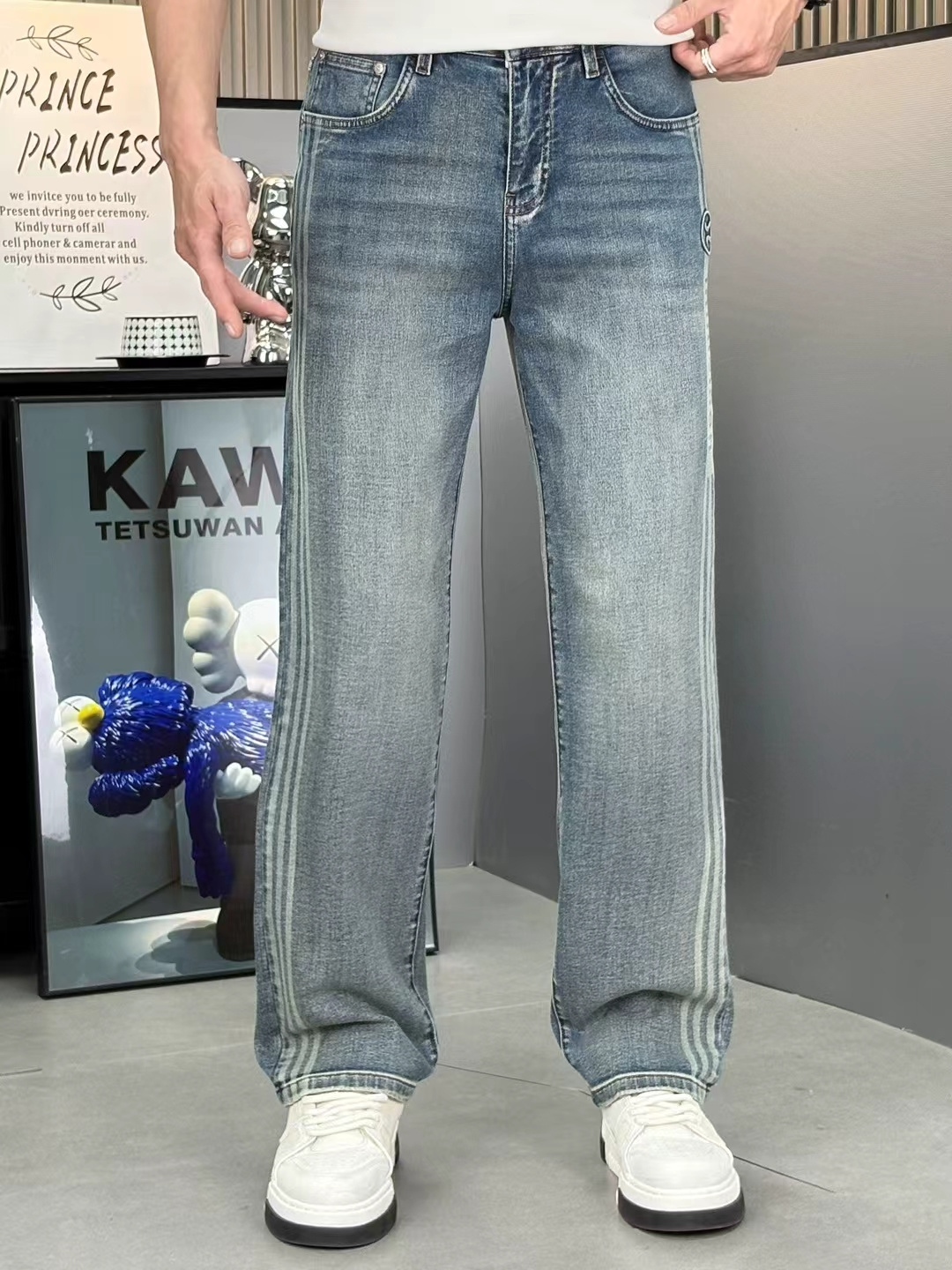 NO:136217,High-end European products are recommended. The latest 2025 spring and summer counter series. High-end customized straight jeans. The latest fashion week show style. Perfect hardware decoration. Overweight craft design. Fashion essentials. Simple and versatile style. Pure hand-embroidered sewing. Primary color yeast washing technology. Selected heavy tannin denim fabric (pure cotton) three-dimensional tailoring. Perfect details. The best product!  (micro elastic) size 28-38, jeans, alexander wang19860909重磅推荐高端欧货 2025春夏最新专柜系列 高端订制直筒牛仔裤 最新时装周走秀款 完美五金装饰 超重工艺设计 时尚必备品 简约百搭款 纯手工刺绣缝制 原色酵母水洗工艺 精选重磅丹宁牛仔面料（纯棉）立体剪裁 完美细节 巅峰佳品！（微弹力）尺码28-38,,jeans,alexander wang,Men's clothing