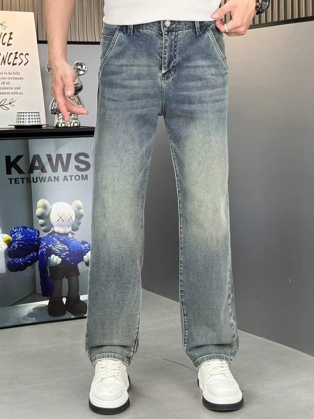 NO:136196,LV recommends high-end European products. The latest 2025 spring and summer counter series. High-end customized straight jeans. The latest fashion week show style. Perfect hardware decoration. Overweight craft design. Fashion essentials. Simple and versatile style. Pure hand-embroidered sewing. Primary color yeast washing technology. Selected heavy tannin denim fabric (pure cotton) three-dimensional tailoring. Perfect details. The best product!  (micro elastic) size 28-38, louis vuitton, jeans, alexander wang19860909LV 重磅推荐高端欧货 2025春夏最新专柜系列 高端订制直筒牛仔裤 最新时装周走秀款 完美五金装饰 超重工艺设计 时尚必备品 简约百搭款 纯手工刺绣缝制 原色酵母水洗工艺 精选重磅丹宁牛仔面料（纯棉）立体剪裁 完美细节 巅峰佳品！（微弹力）尺码28-38,,louis vuitton,jeans,alexander wang,Men's clothing