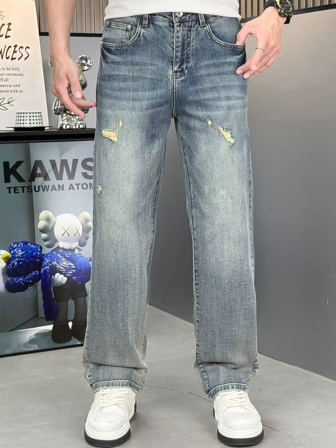 NO:136199,Balenciaga recommends high-end European goods. The latest 2025 spring and summer counter series. High-end customized straight jeans. The latest fashion week show style. Perfect hardware decoration. Overweight craft design. Fashion essentials. Simple and versatile style. Pure hand-embroidered sewing. Primary color yeast washing technology. Selected heavy tannin denim fabric (pure cotton) three-dimensional tailoring. Perfect details. The best product!  (micro elastic) size 28-38, balenciaga, jeans, alexander wang19860909巴黎世家 重磅推荐高端欧货 2025春夏最新专柜系列 高端订制直筒牛仔裤 最新时装周走秀款 完美五金装饰 超重工艺设计 时尚必备品 简约百搭款 纯手工刺绣缝制 原色酵母水洗工艺 精选重磅丹宁牛仔面料（纯棉）立体剪裁 完美细节 巅峰佳品！（微弹力）尺码28-38,,balenciaga,jeans,alexander wang,Men's clothing