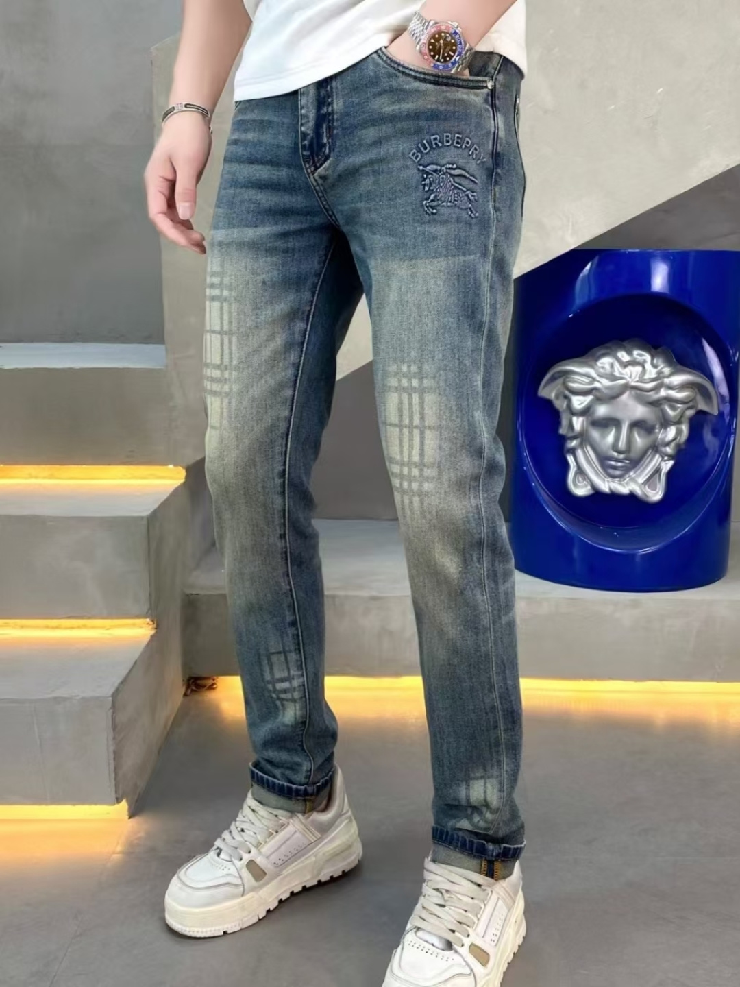 NO:136202,Burberry recommends high-end European products. The latest 2025 spring and summer counter series. High-end customized straight jeans. The latest fashion week show style. Perfect hardware decoration. Overweight craft design. Fashion essentials. Simple and versatile style. Pure hand-embroidered sewing. Primary color yeast washing technology. Selected heavy tannin denim fabric (pure cotton) three-dimensional tailoring. Perfect details. The best product at the peak!  (micro elastic) size 28-38, burberry, jeans, alexander wang19860909巴宝莉 重磅推荐高端欧货 2025春夏最新专柜系列 高端订制直筒牛仔裤 最新时装周走秀款 完美五金装饰 超重工艺设计 时尚必备品 简约百搭款 纯手工刺绣缝制 原色酵母水洗工艺 精选重磅丹宁牛仔面料（纯棉）立体剪裁 完美细节 巅峰佳品！（微弹力）尺码28-38,,burberry,jeans,alexander wang,Men's clothing